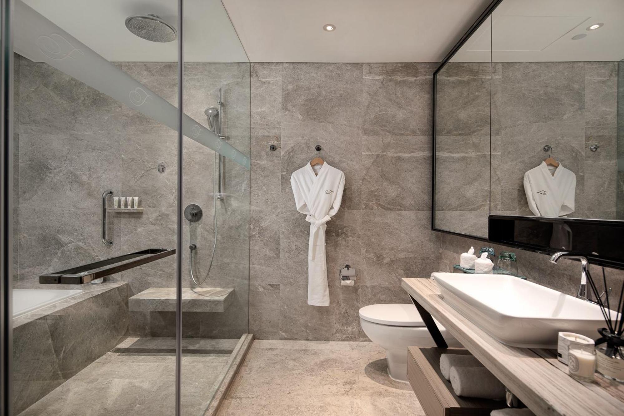 One-Bedroom Apartment - Photo 3