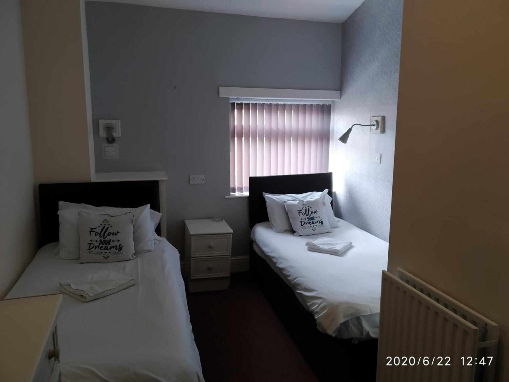 Twin Room with Private Bathroom - Photo 3