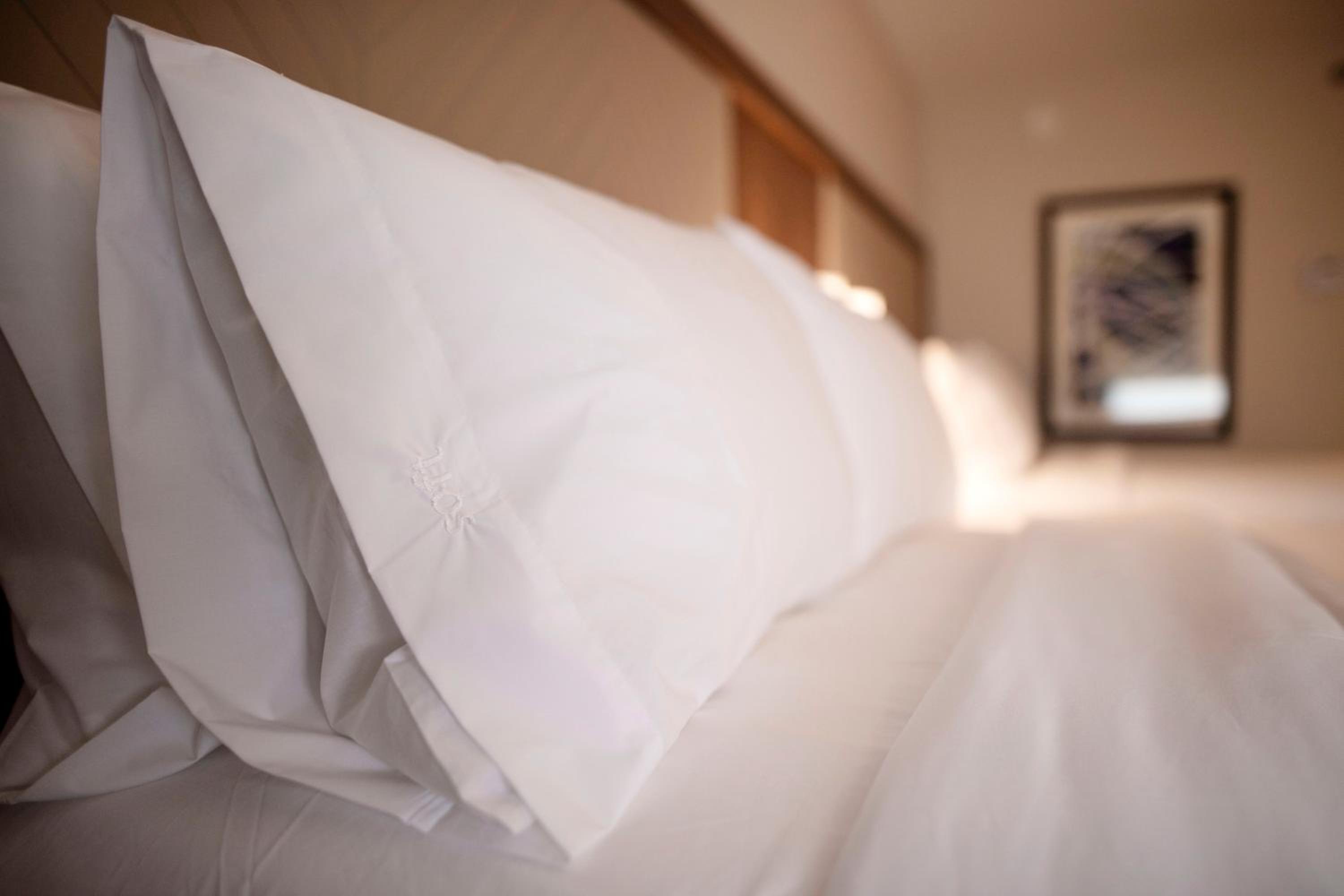 Standard Queen Room with Two Queen Beds - Photo 5