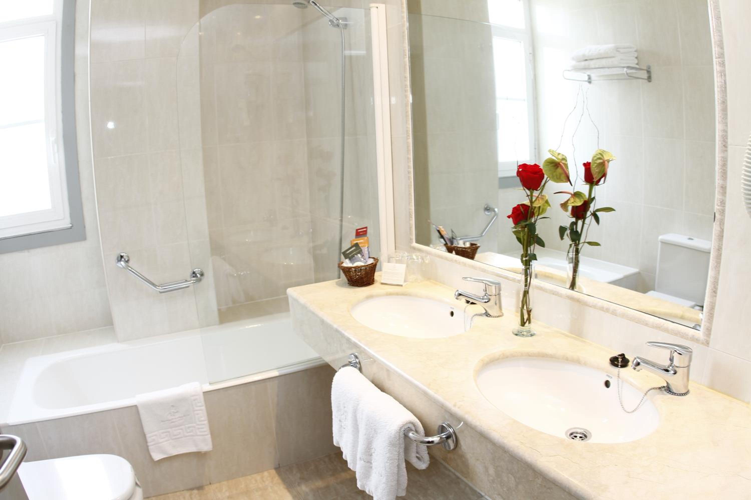 Double Room with Spa Access - Photo 5