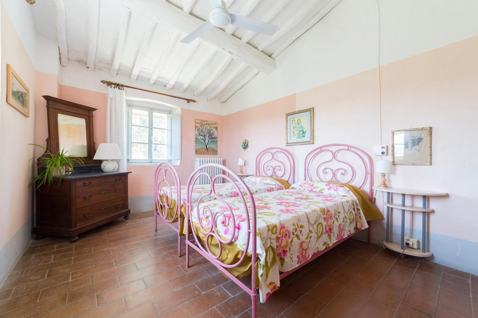 Five-Bedroom House photo 2