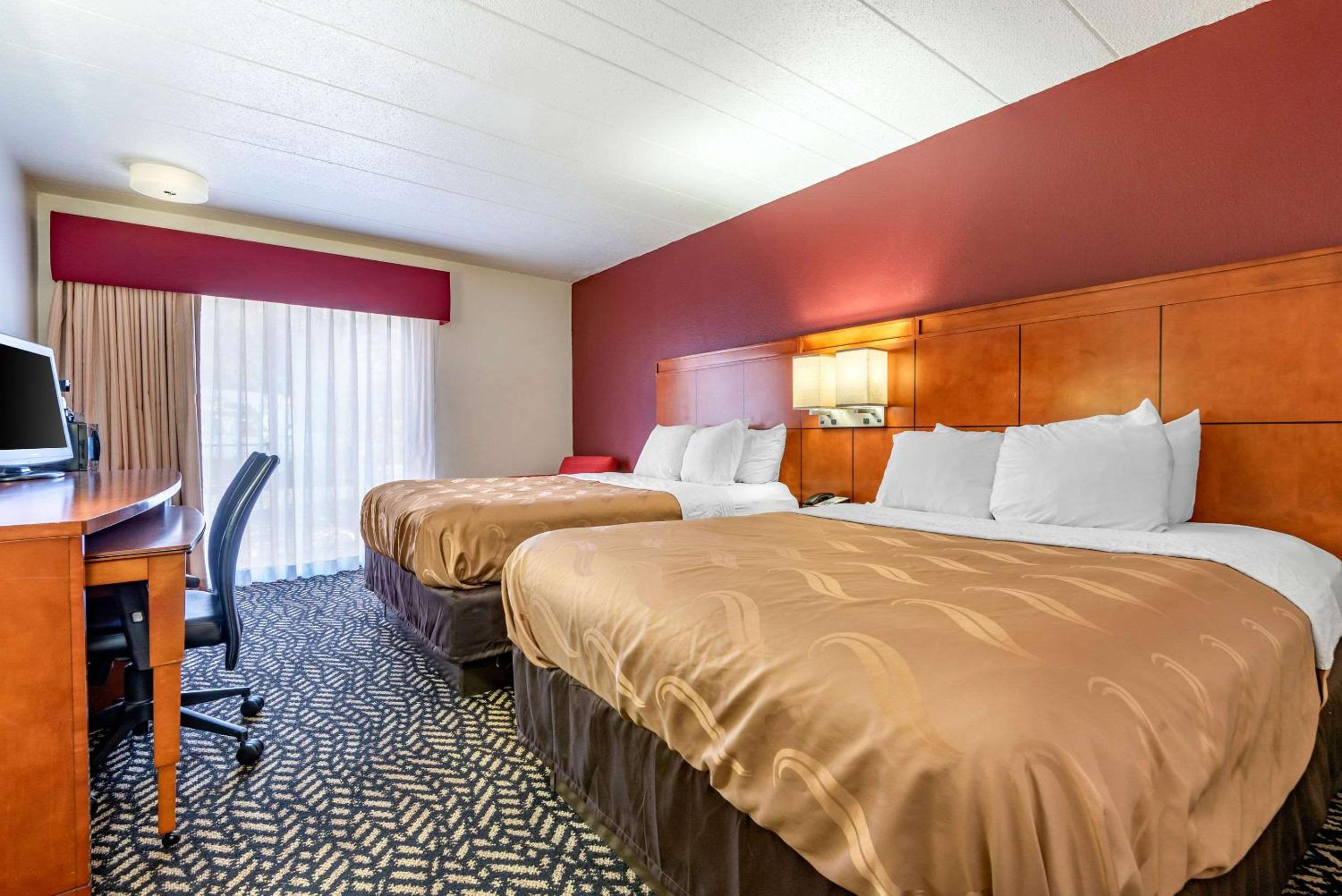 Queen Room with Two Queen Beds - Non-Smoking photo 2