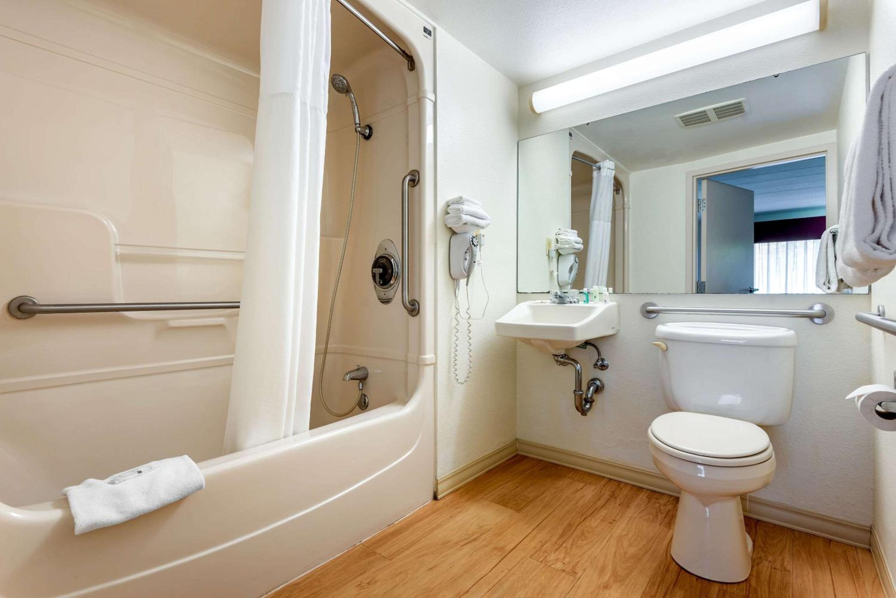 Queen Room with Two Queen Beds - Accessible/Non-Smoking  photo 3