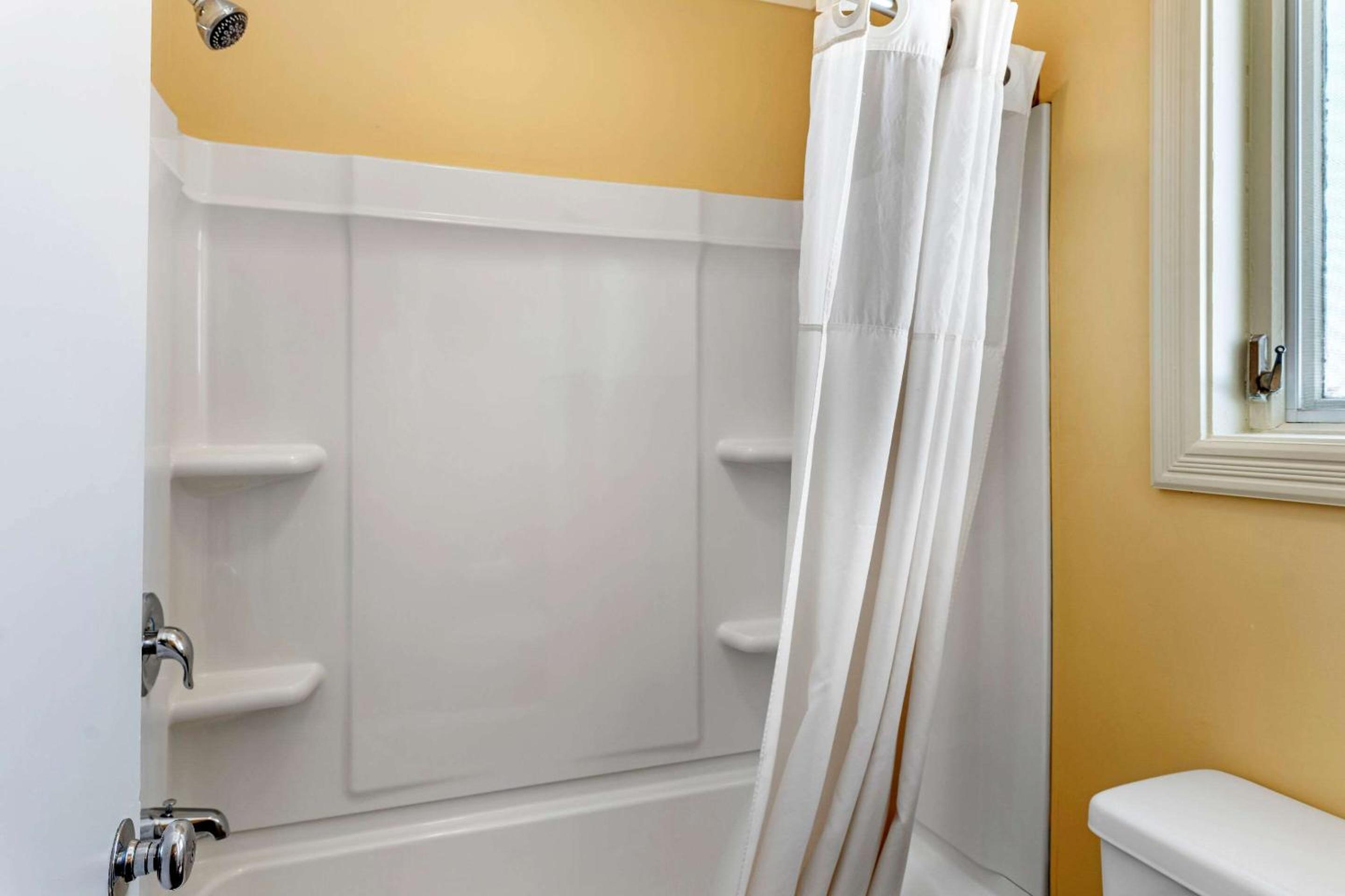 Queen Suite with Two Queen Beds - Photo 8