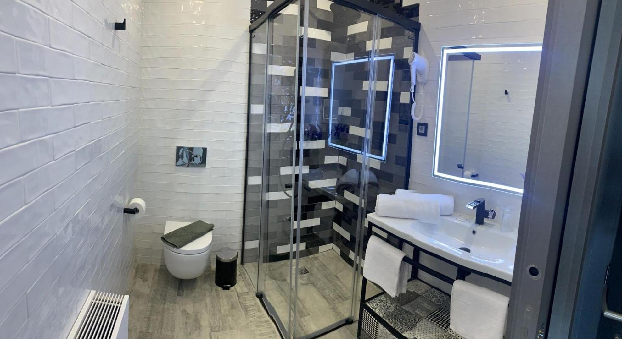Double or Twin Room - Photo 8