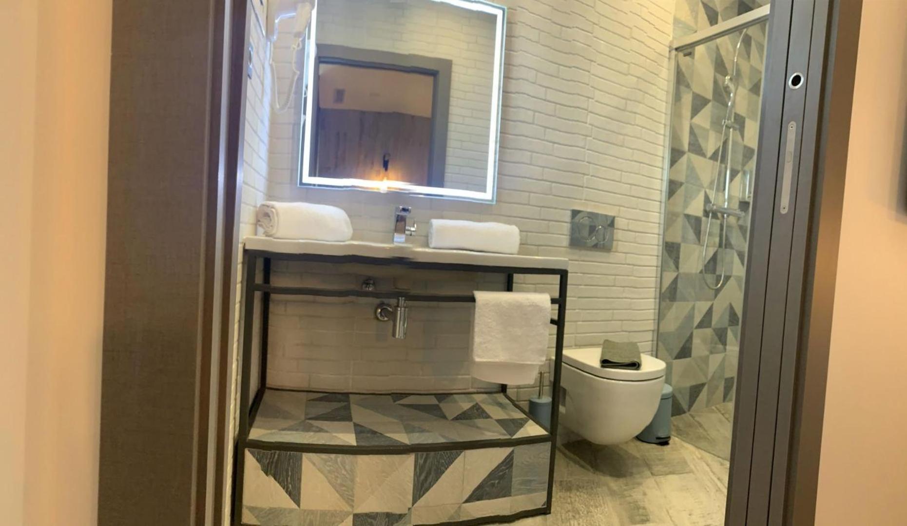 Double or Twin Room - Photo 7