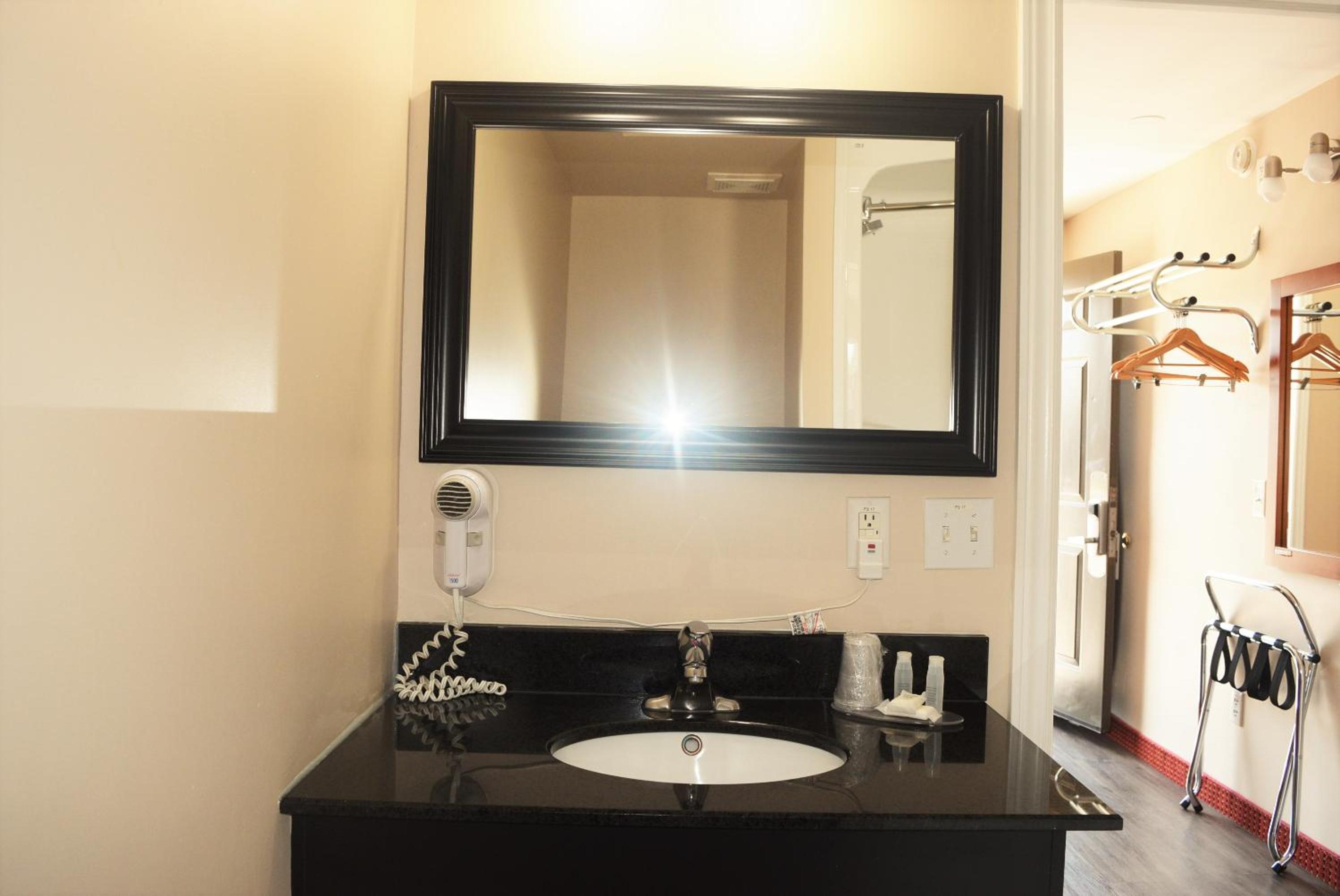 King Room - Non-Smoking - Photo 6