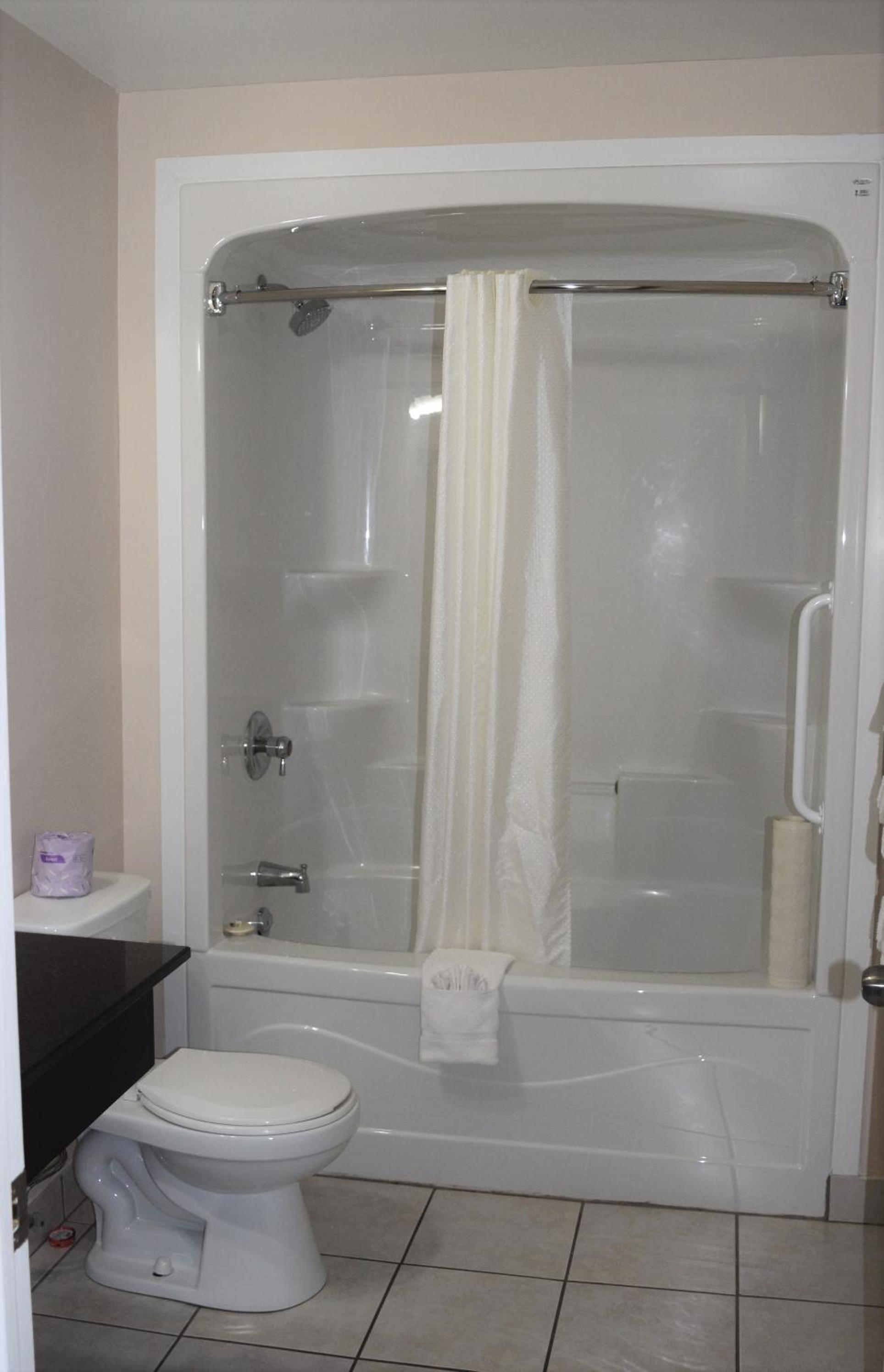 Queen Room with Two Queen Beds - Non-Smoking - Photo 3