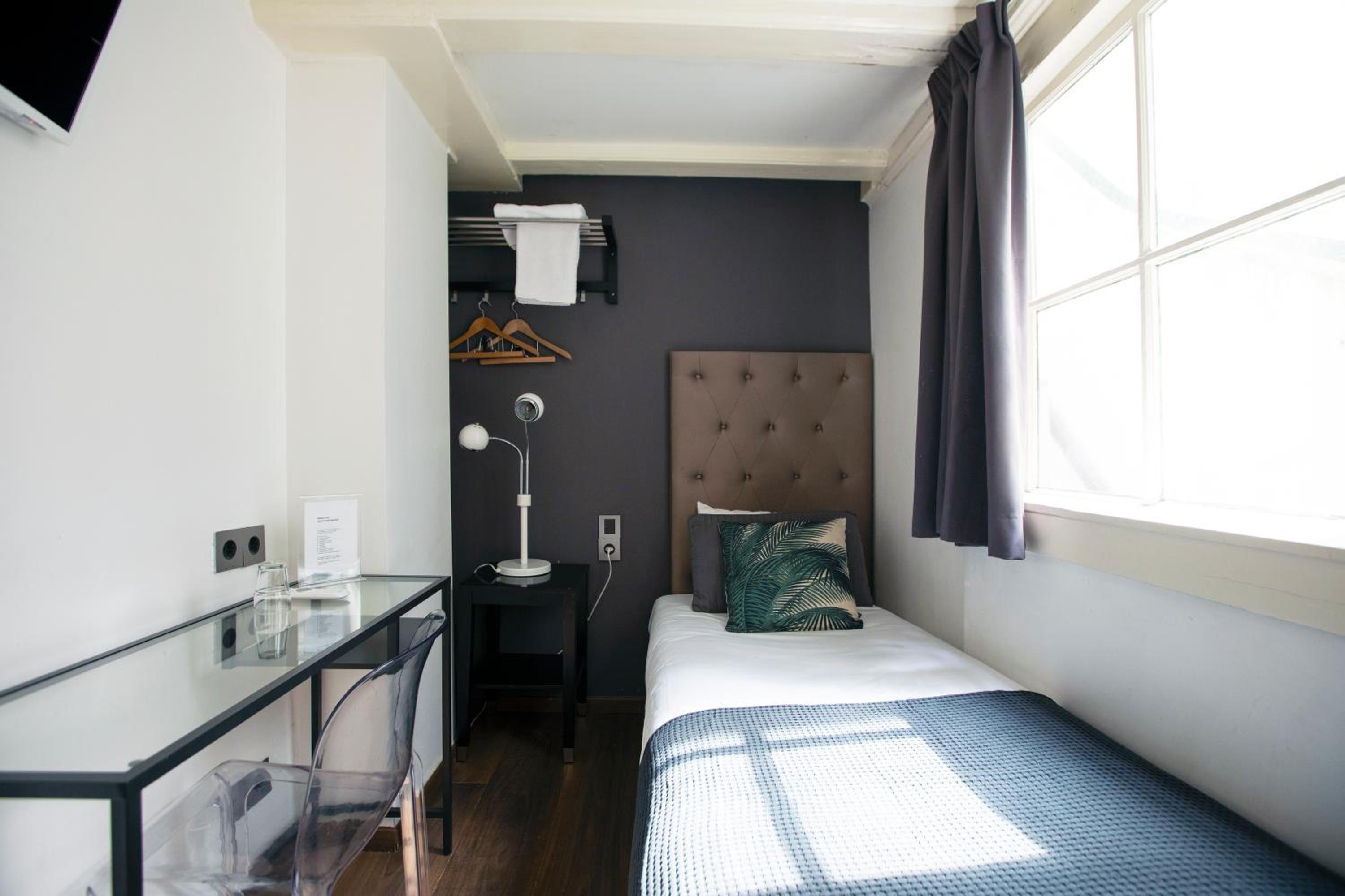 Single Room with Shared Bathroom photo 2