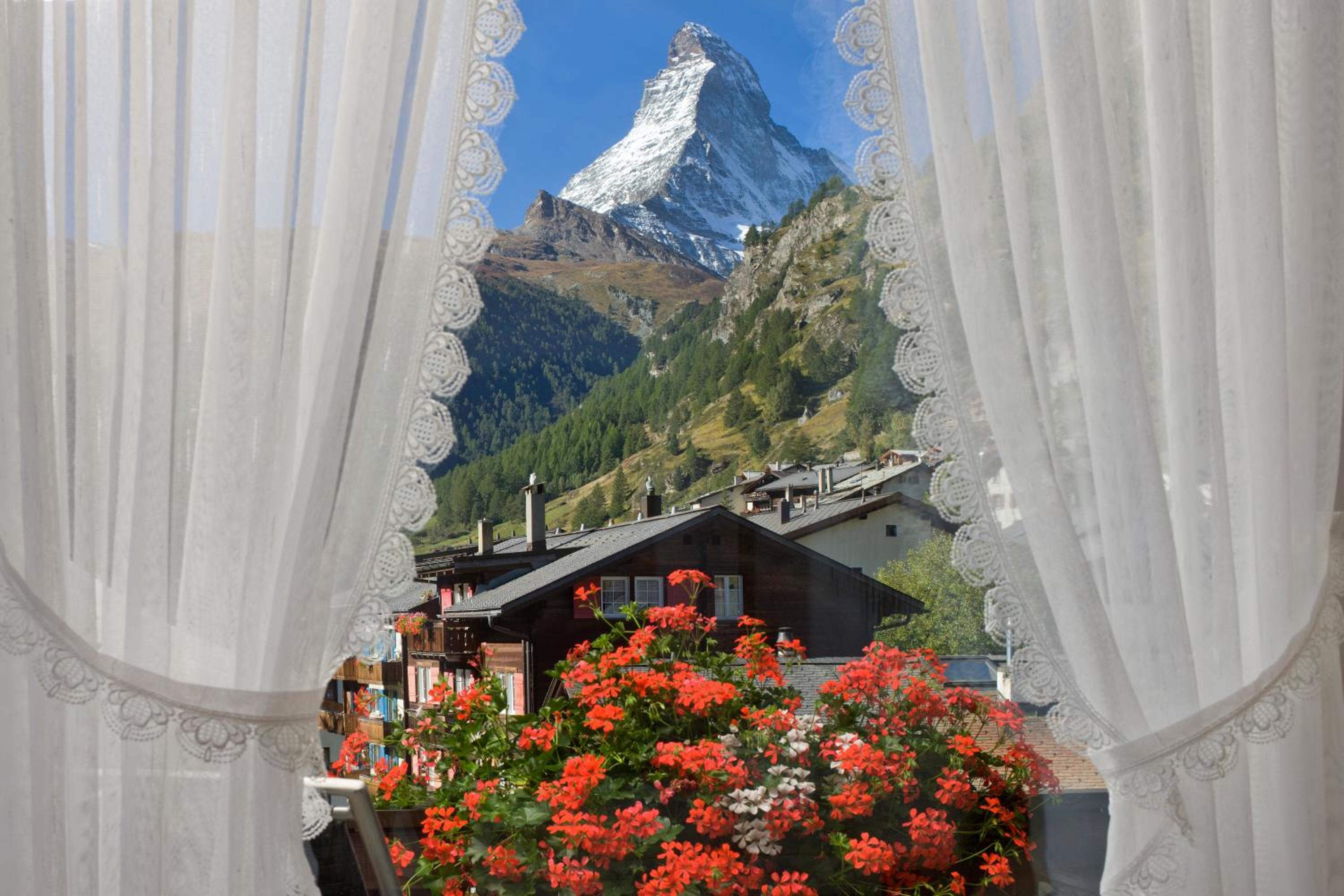 Twin Room with Matterhorn View - Photo 22