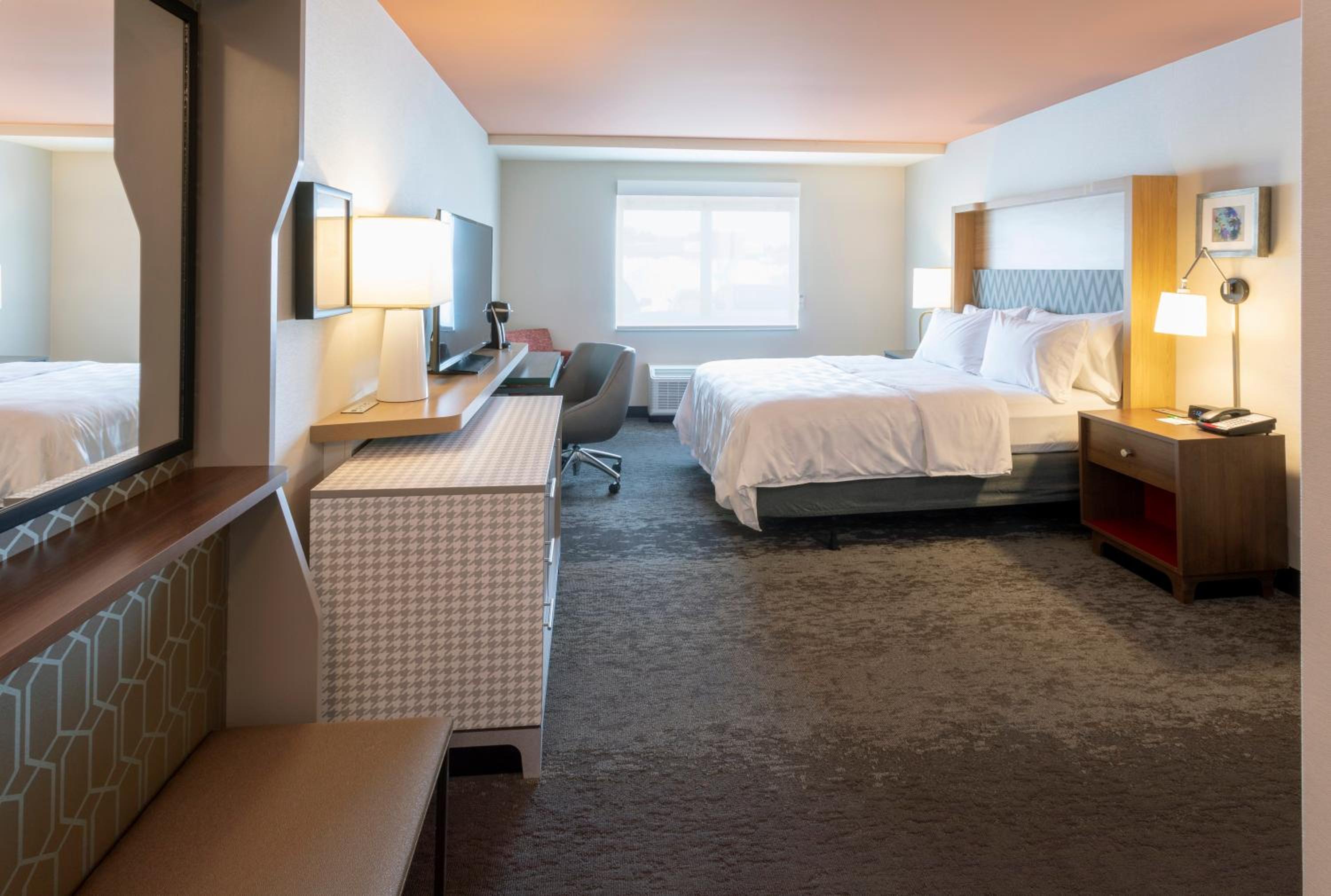 Queen Room - Hearing Accessible - Non-Smoking - Photo 2