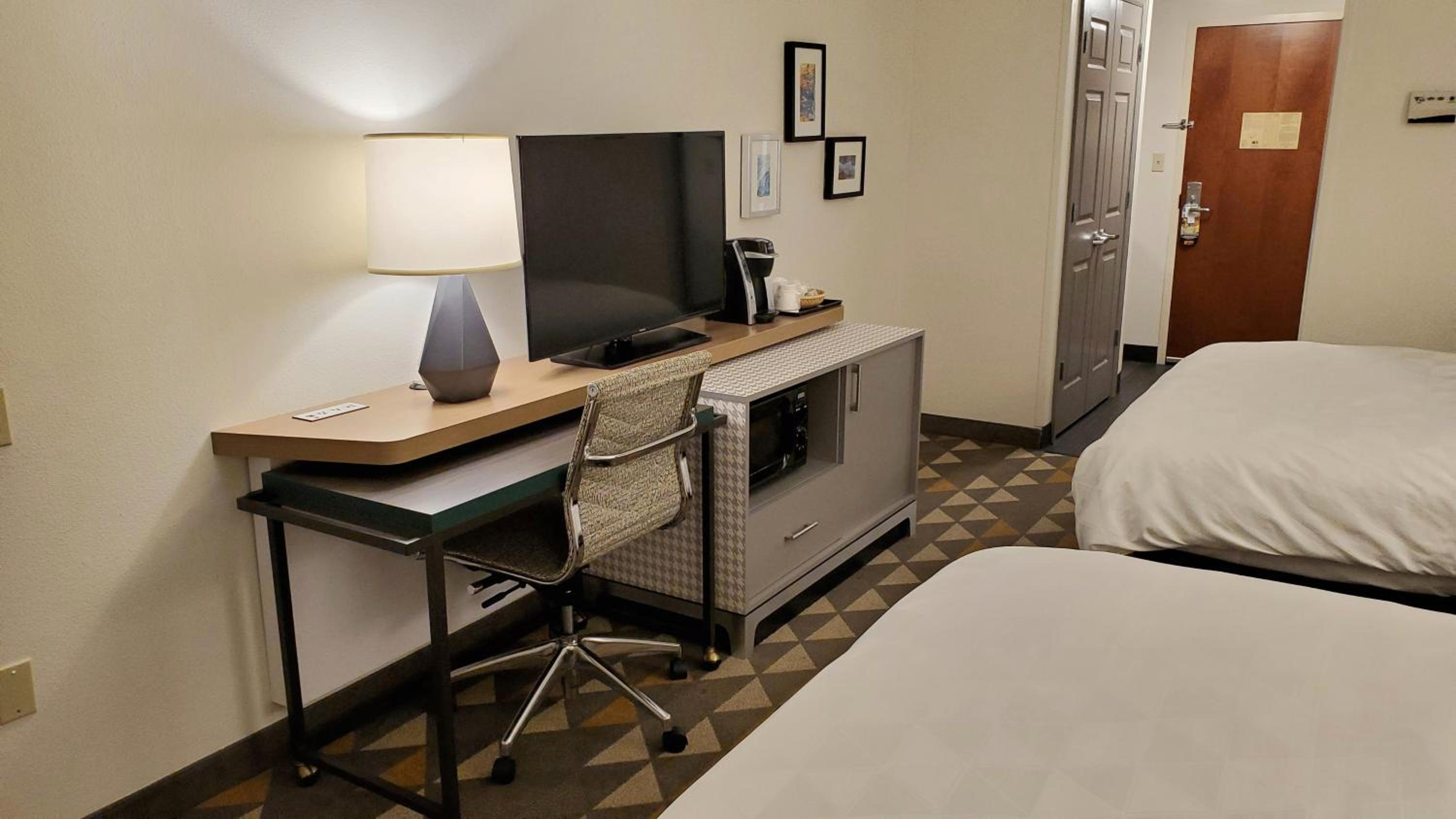 Standard Queen Room with Two Queen Beds - Photo 7