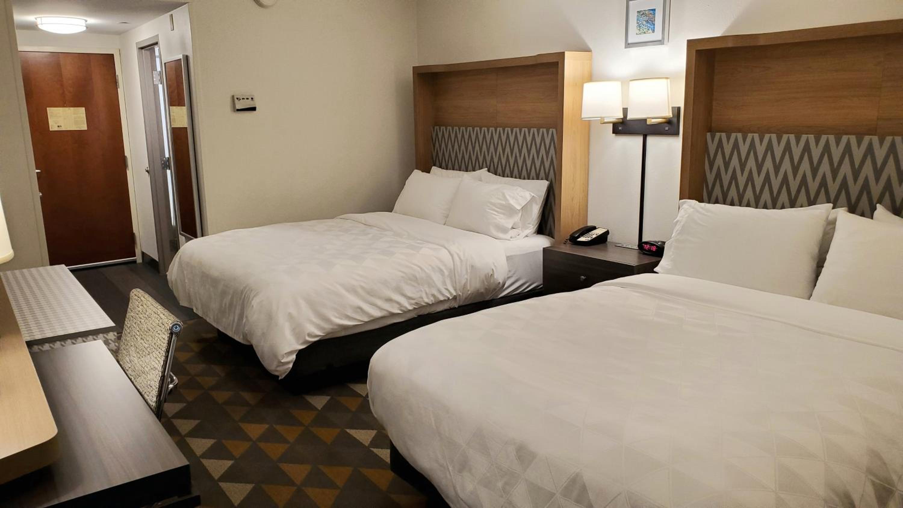 Standard Queen Room with Two Queen Beds - Photo 6