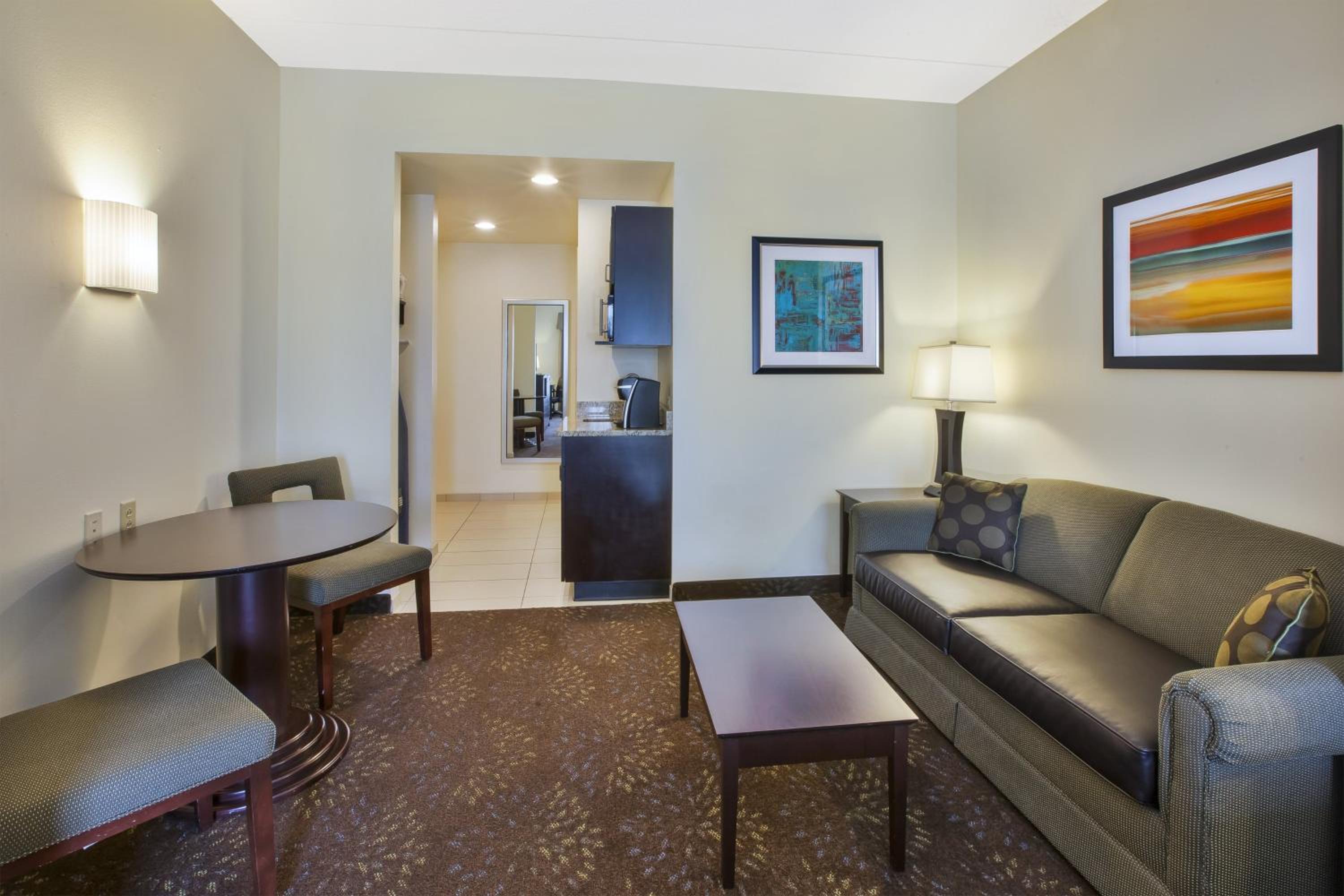 Suite with Mobility Accessible Tub - Non-Smoking photo 1