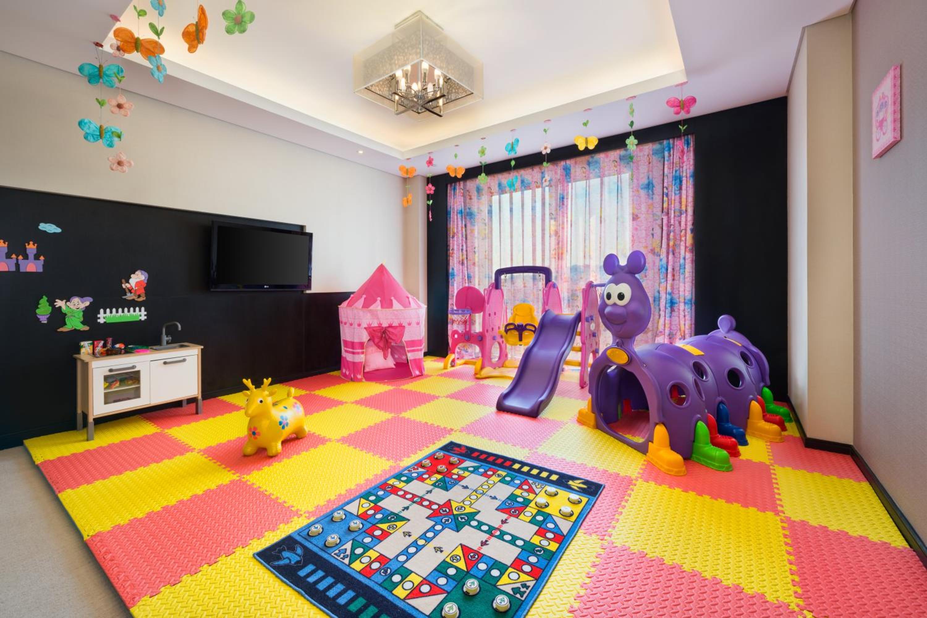 Junior King Suite with Living Area - Kids Theme - Photo 8