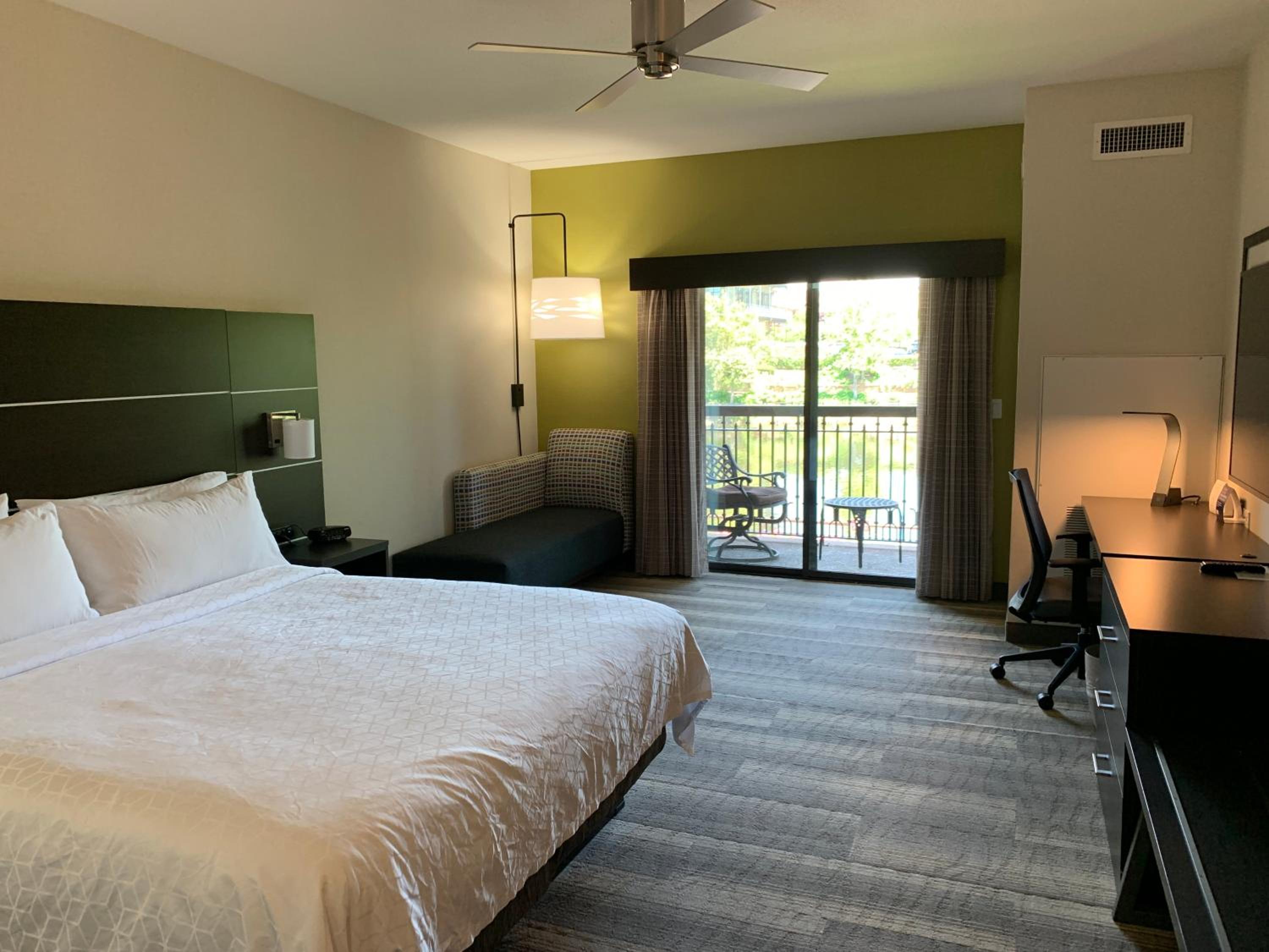 Standard King Room with Balcony and River View - Photo 5