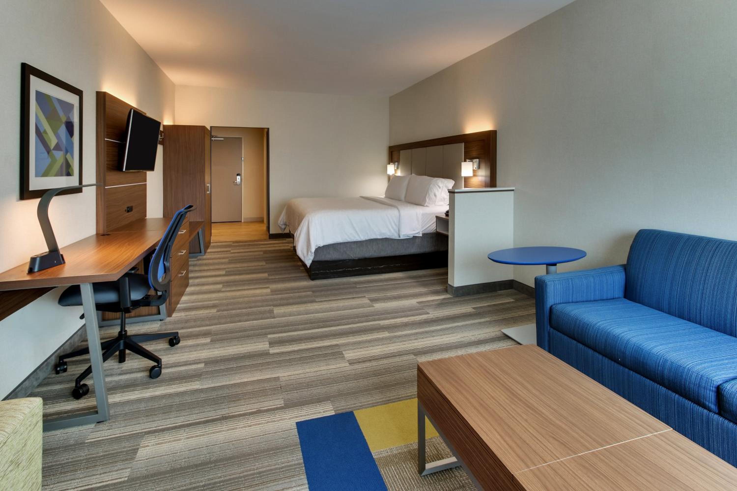 Suite with Two Queen Beds - Communications Access photo 3