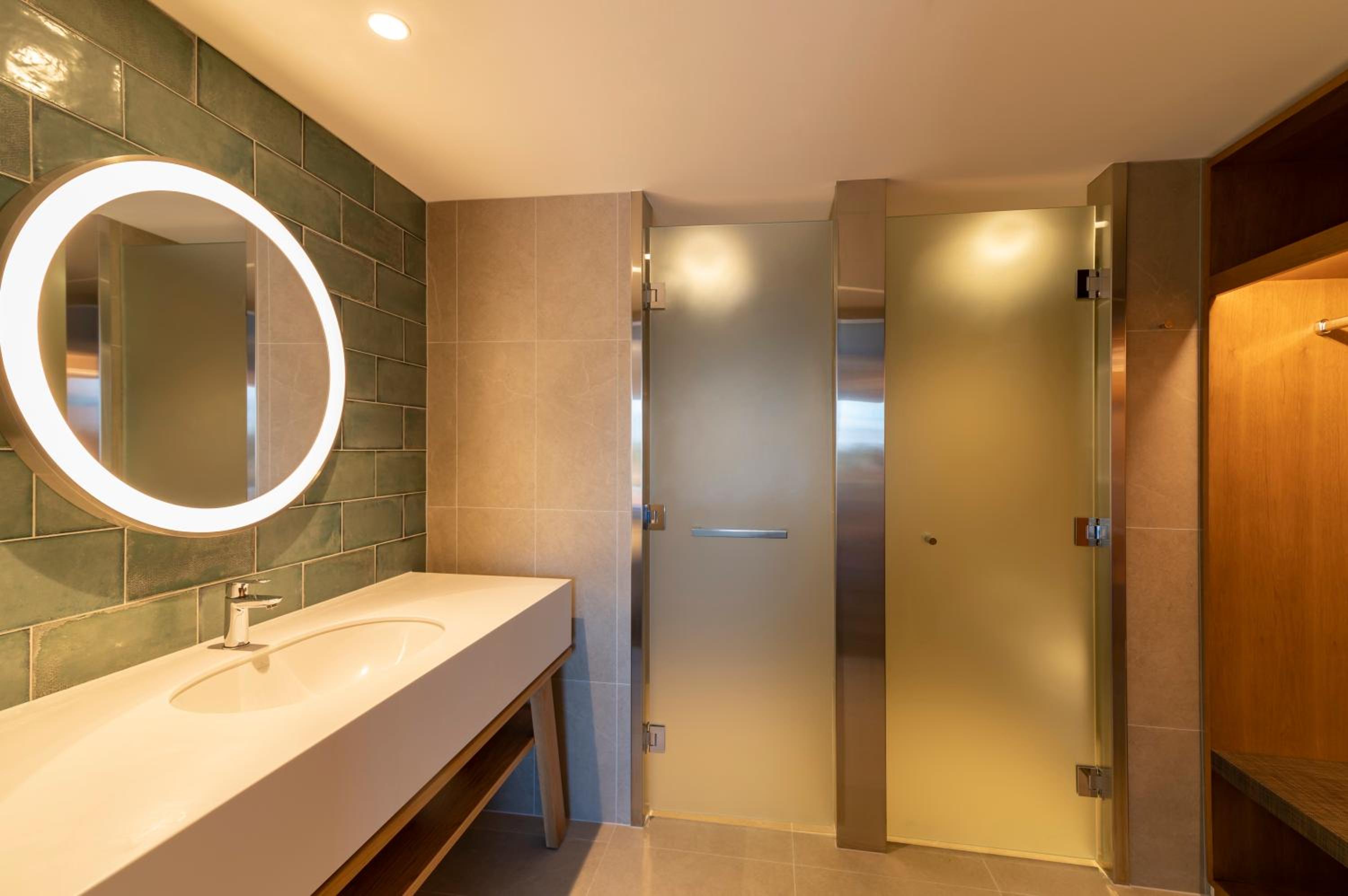 One-Bedroom Suite with Gondola View - Free Breakfast - Photo 6