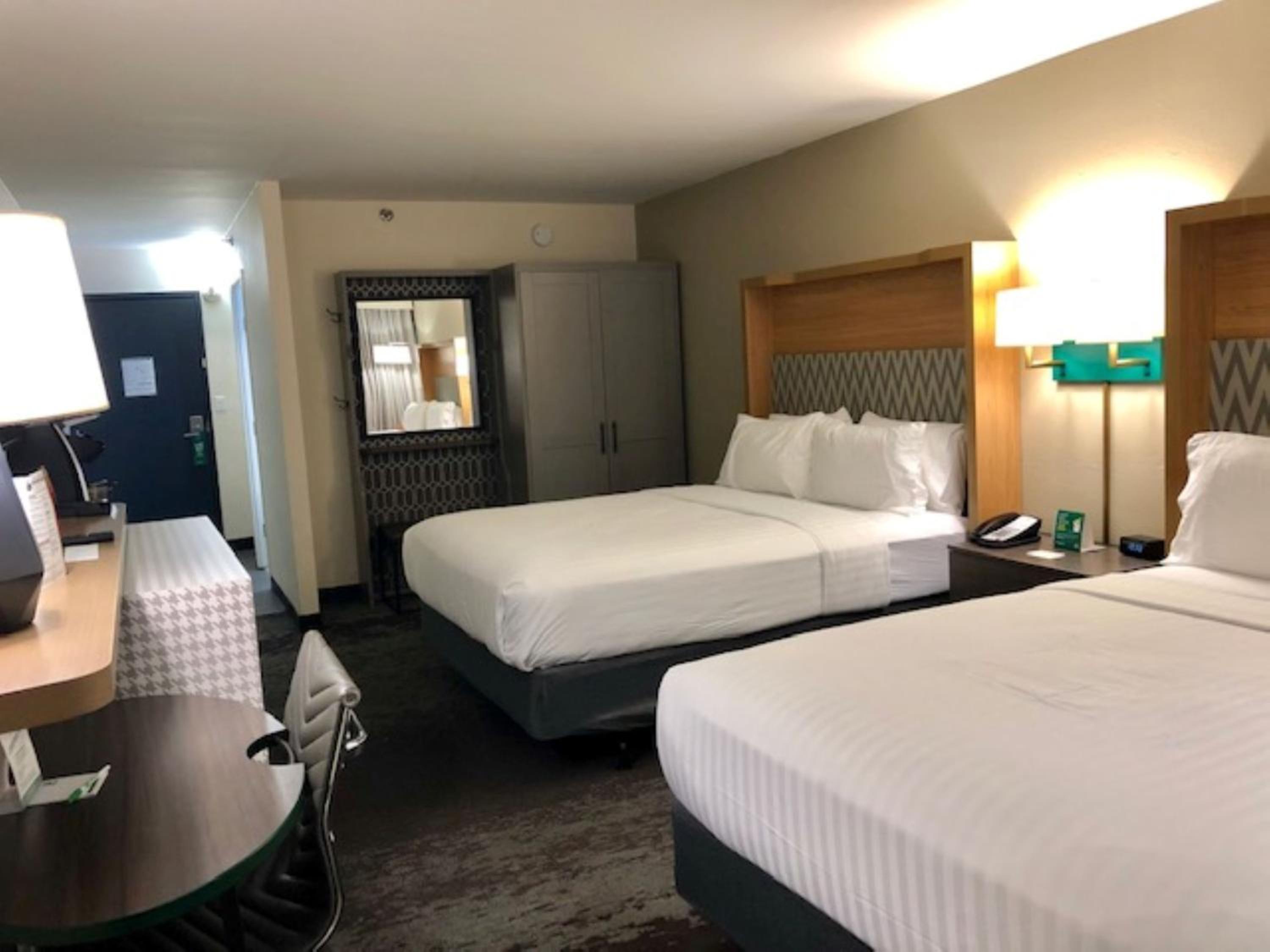 Premium Queen Room with Two Queen Beds - Photo 3