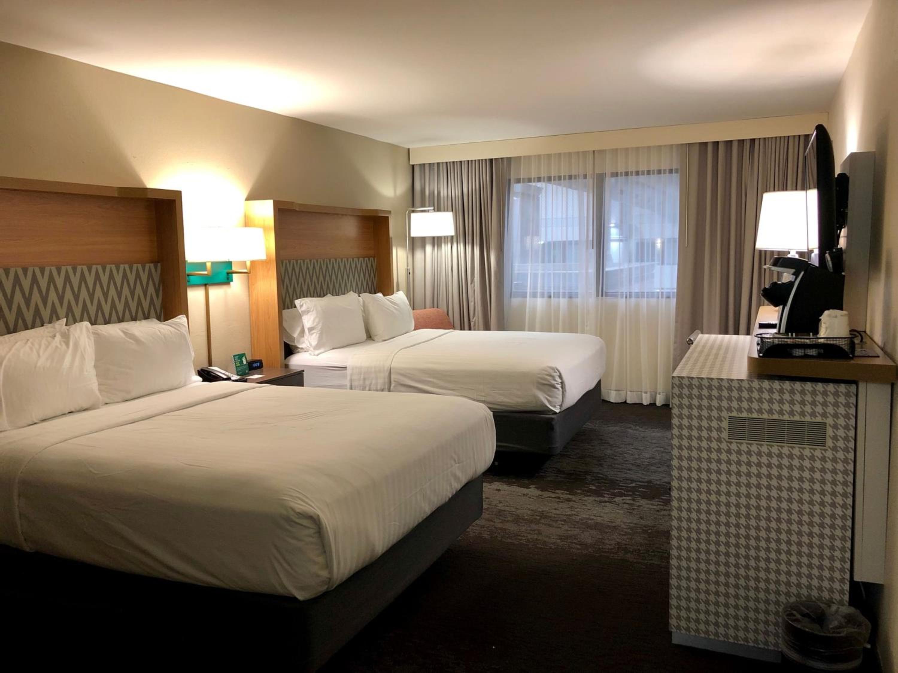 Premium Queen Room with Two Queen Beds - Photo 4