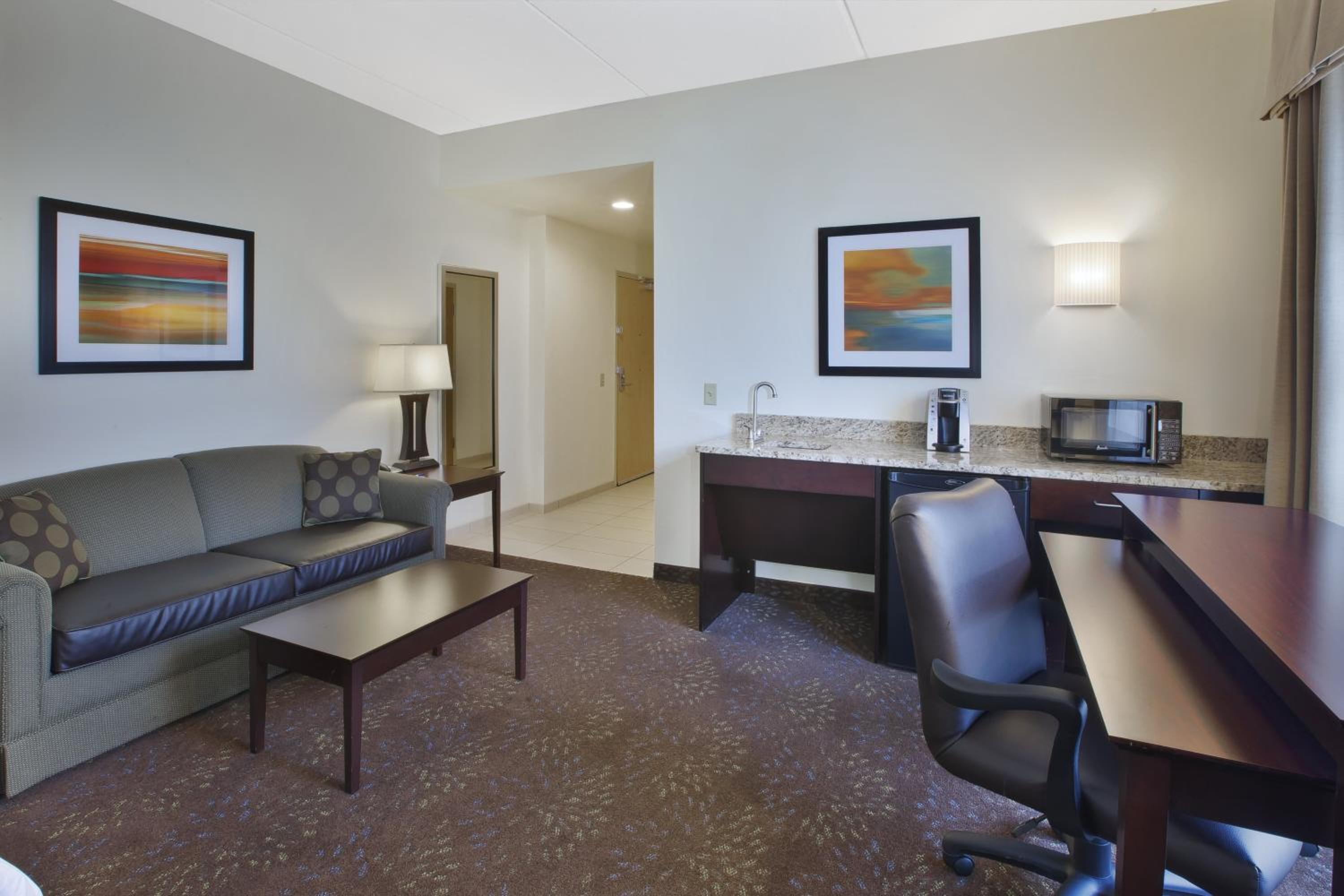 Standard Queen Room with Two Queen Beds and Mobility Accessible Tub photo 1
