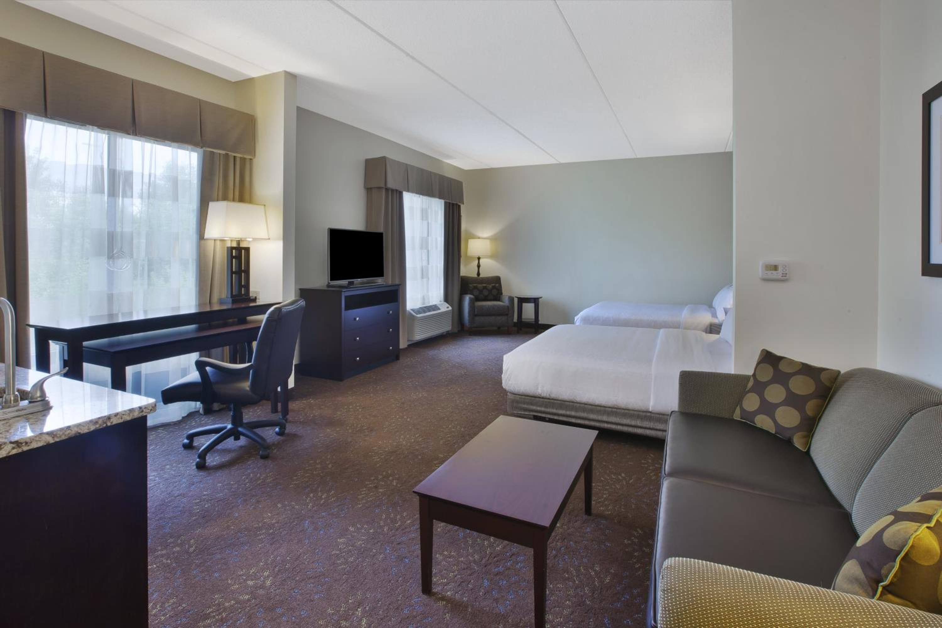 Standard Queen Room with Two Queen Beds and Mobility Accessible Tub photo 2