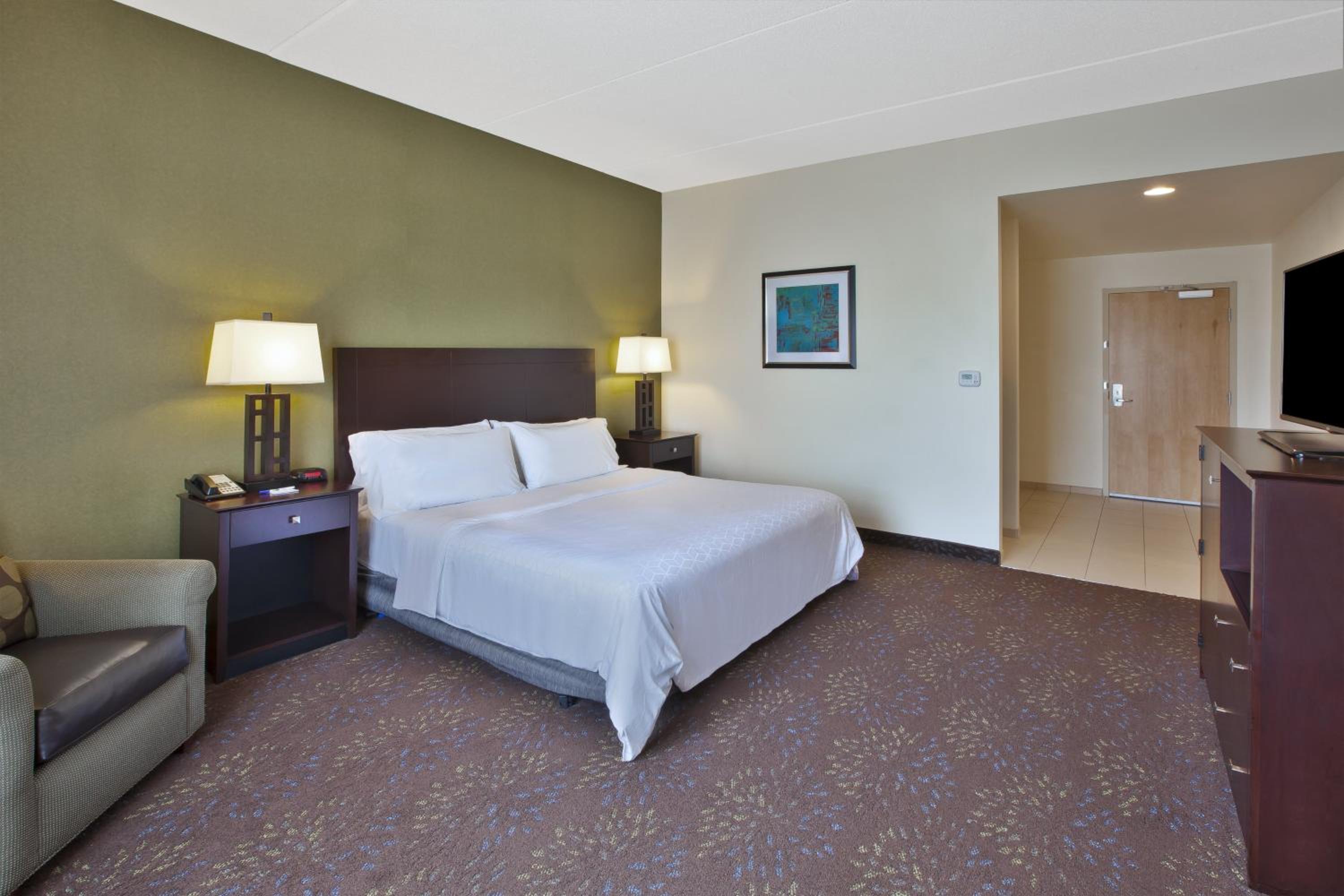 Standard King Room with Accessible Tub - Mobility Access photo 2