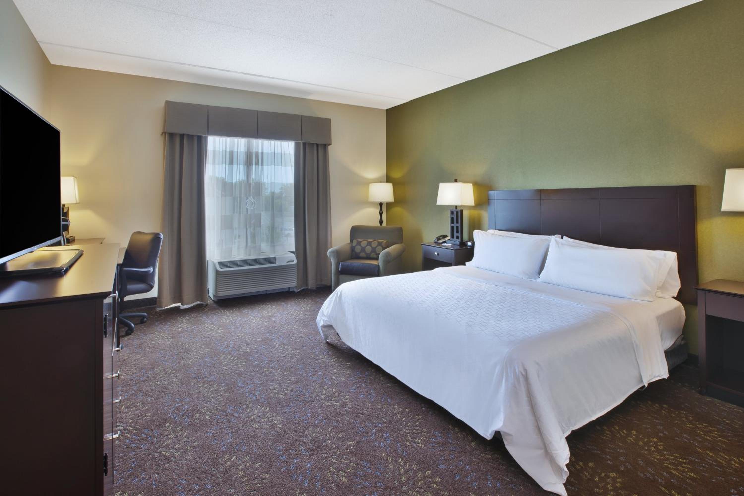 Standard King Room with Accessible Tub - Mobility Access photo 3