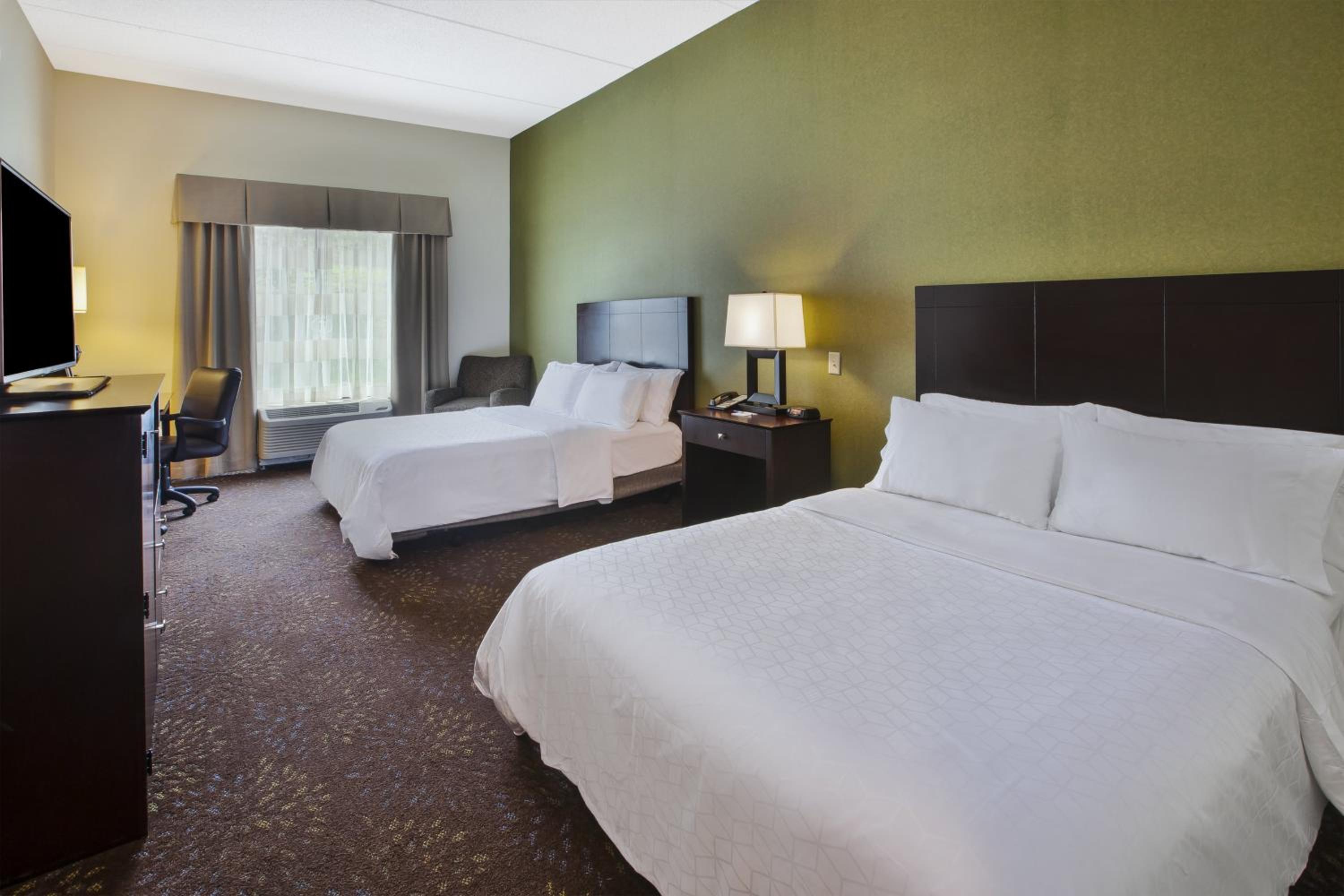 Standard Queen Room with Two Queen Beds and Roll-In Shower - Mobility Access