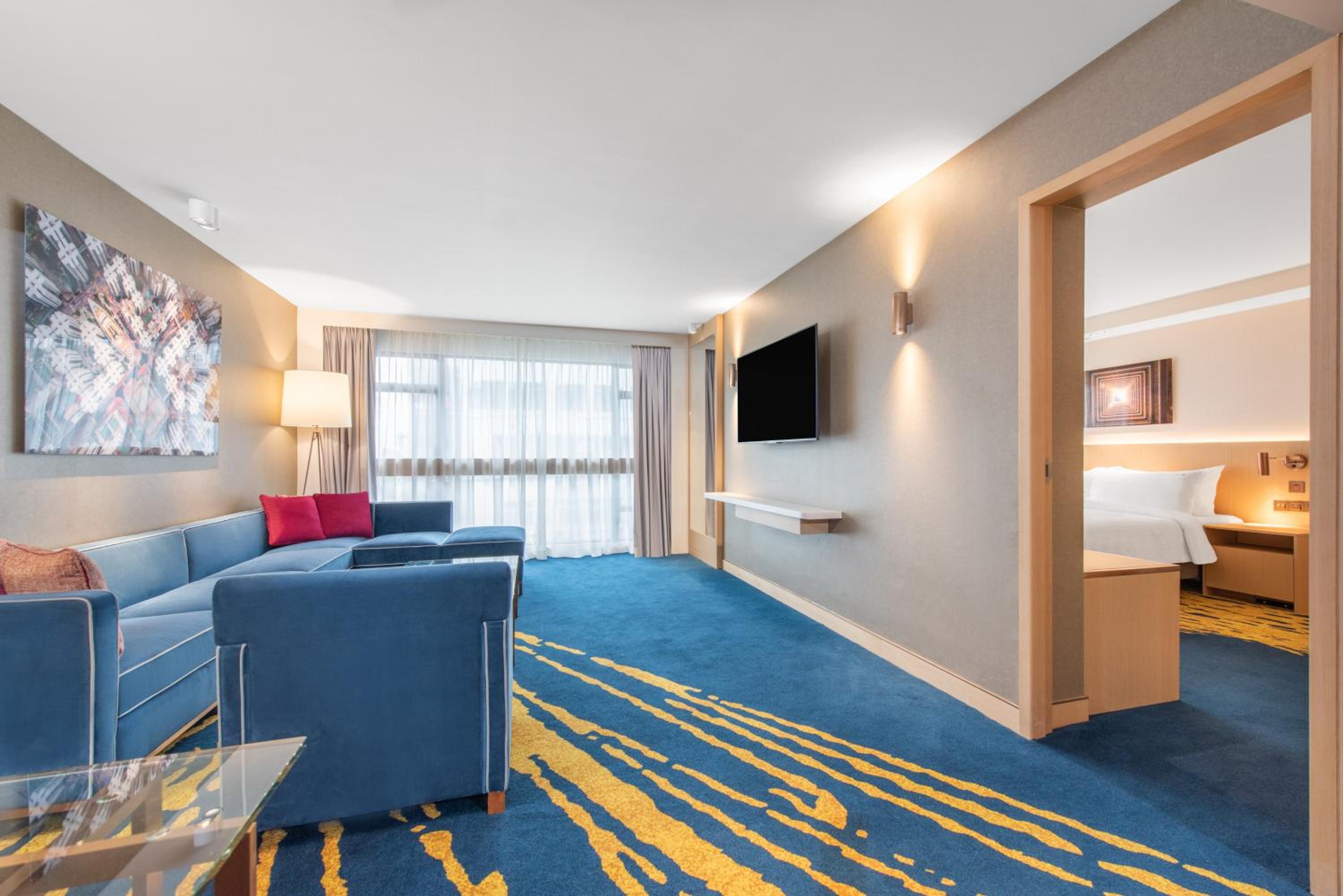 One-Bedroom Suite - Middle Floor thumbnail 5