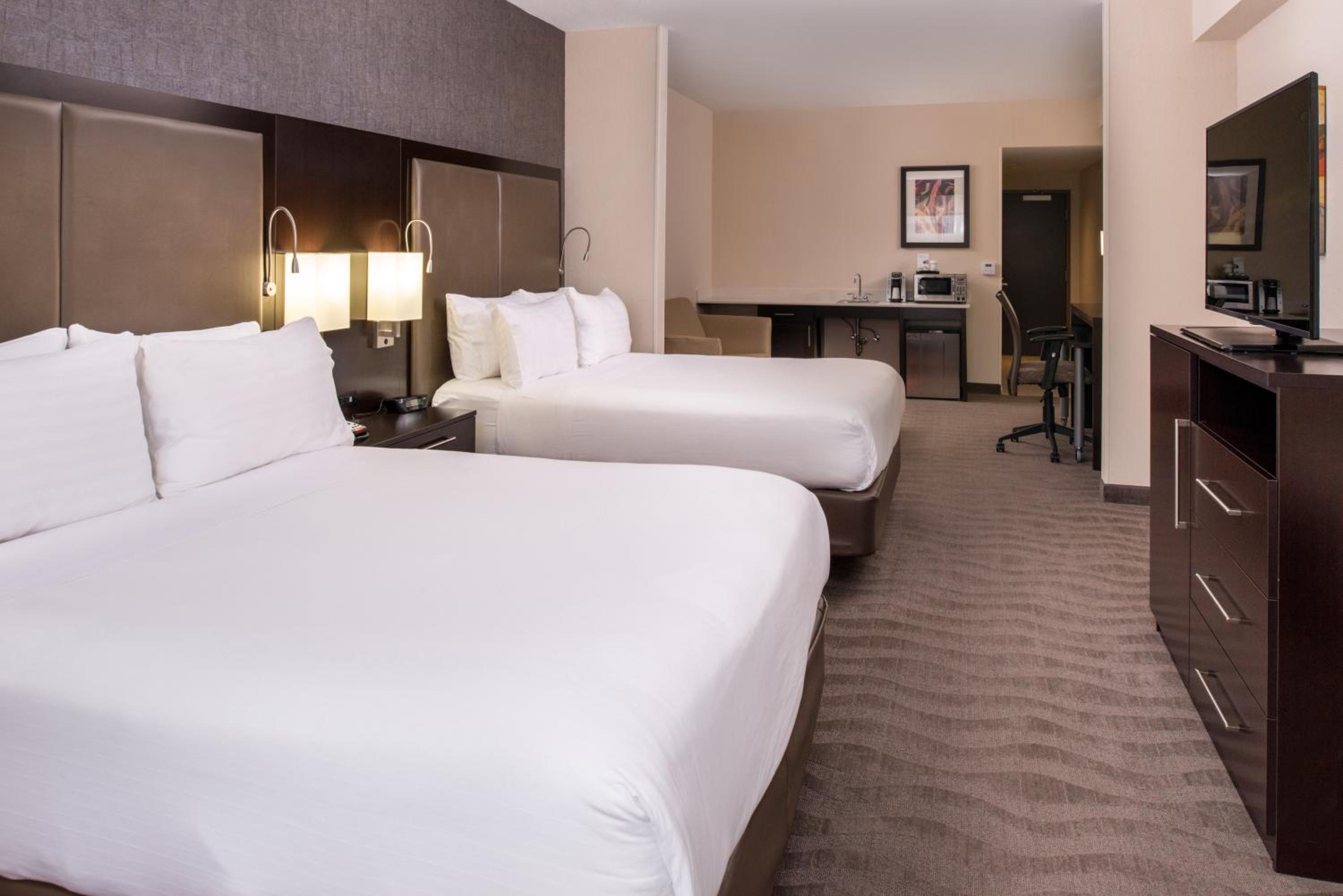 Queen Room with Two Queen Beds - Disability Access with Bath Tub