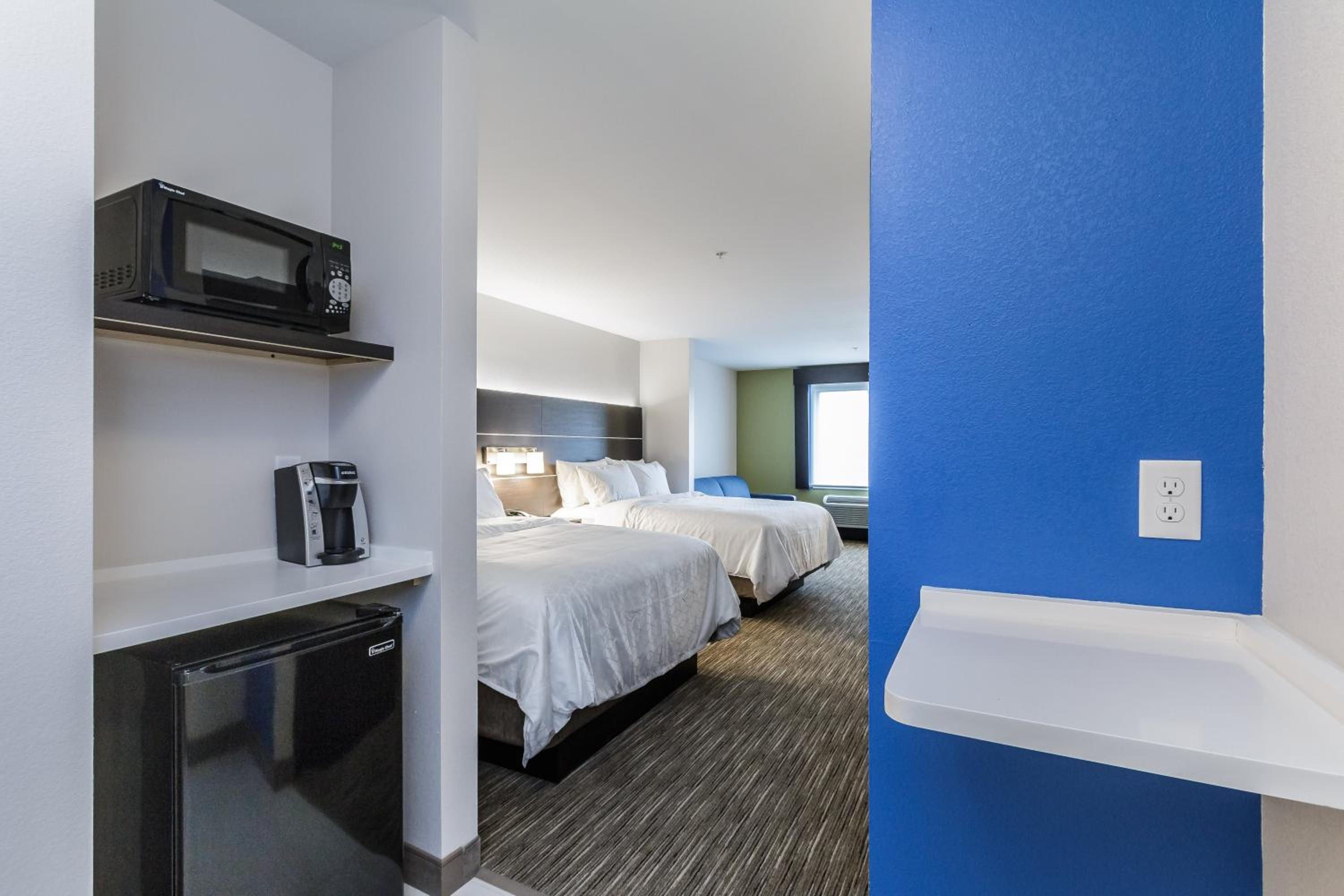 Queen Suite with Two Queen Beds photo 1
