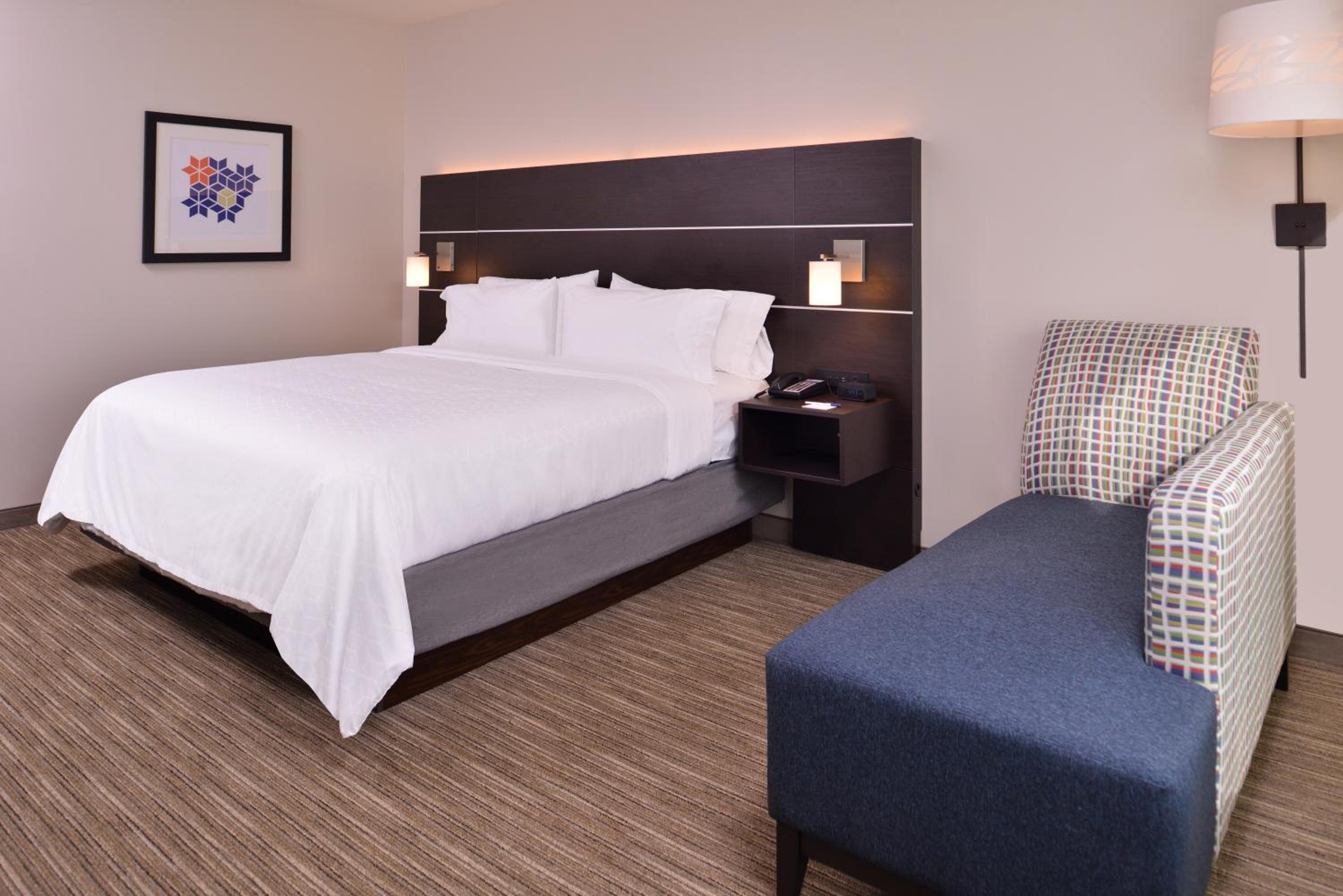 Standard King Room with Roll-in Shower - Mobility Accessible - Photo 6