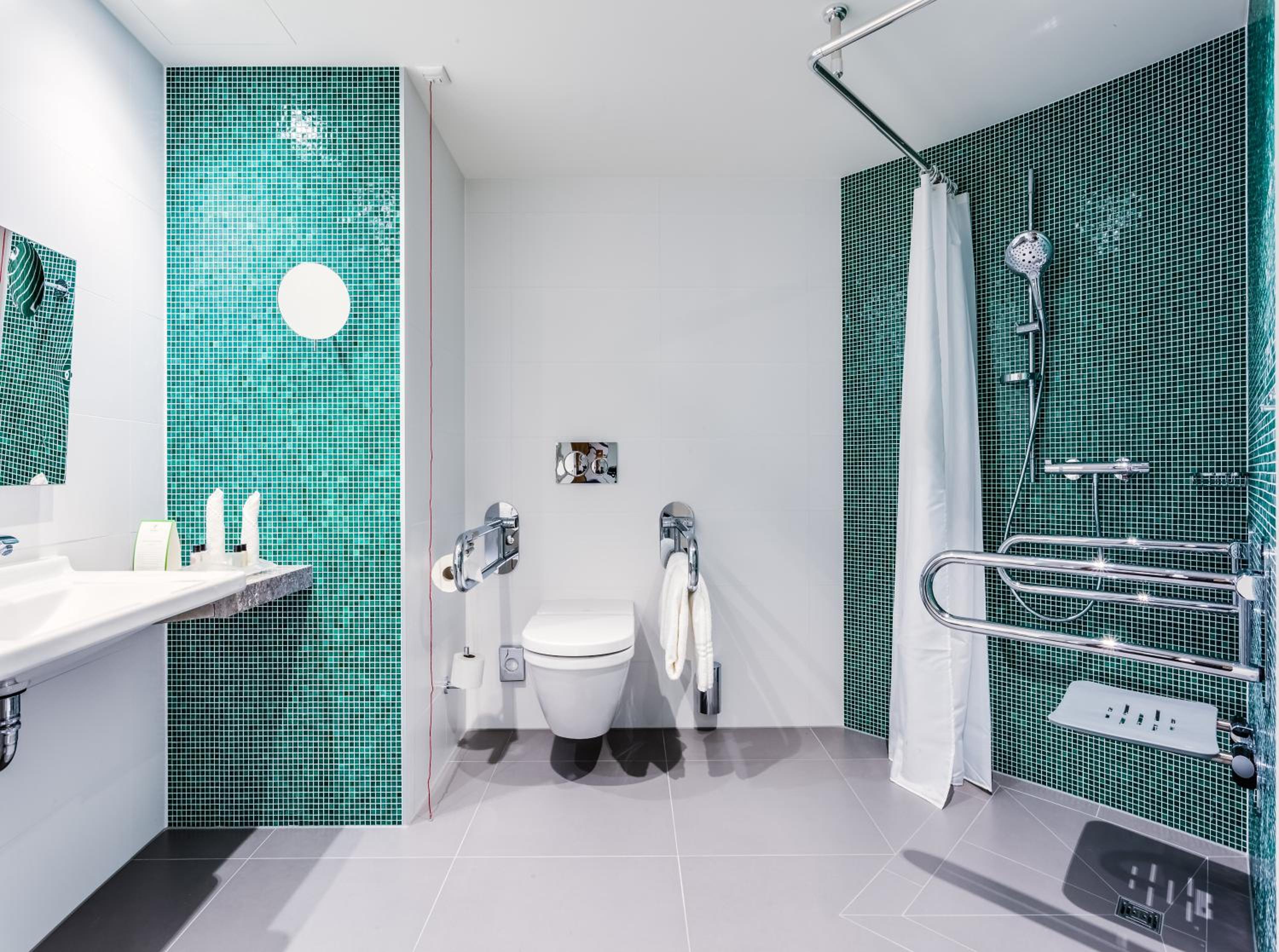 Standard Queen Room - Accessible photo 3