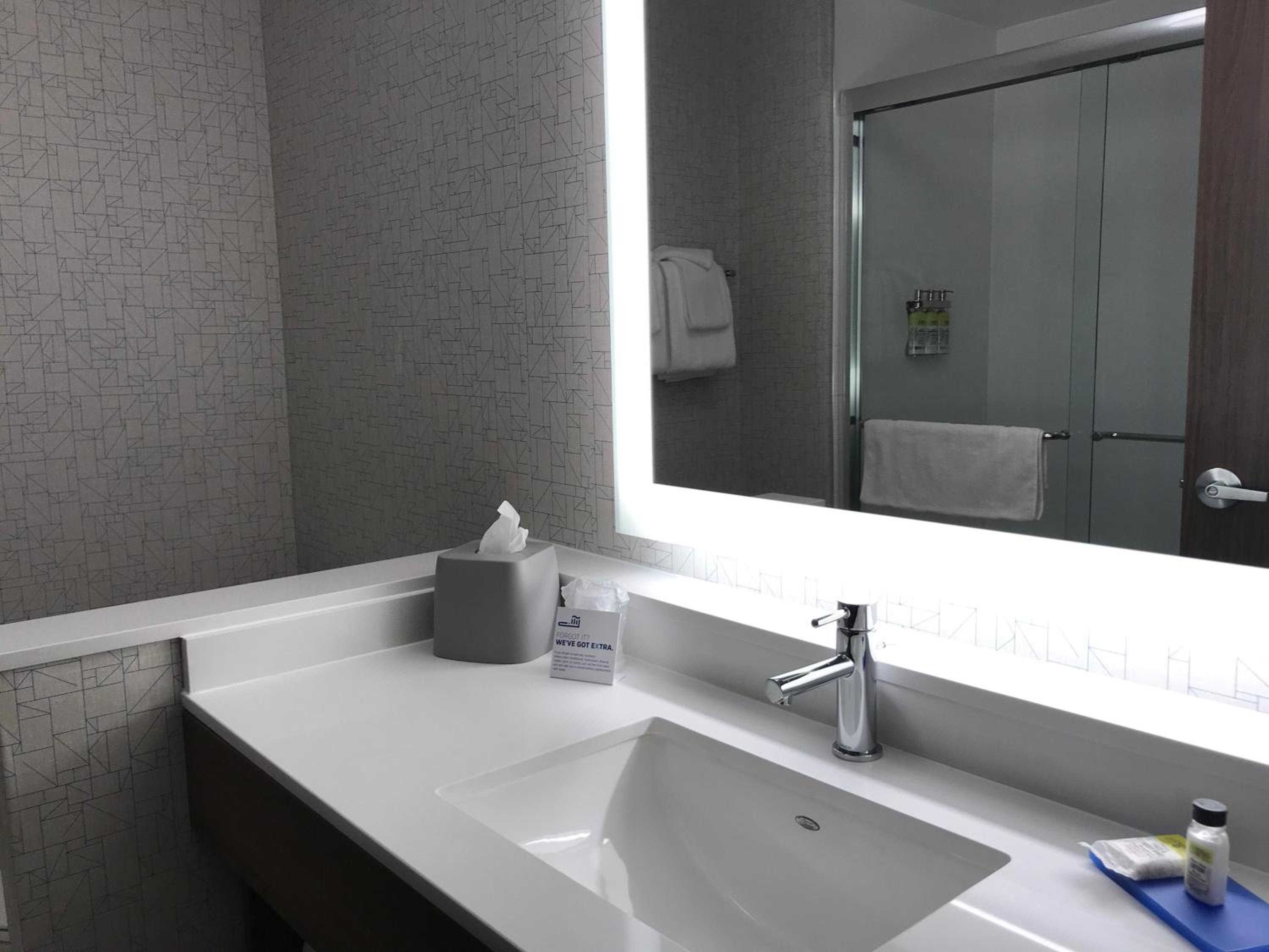 Deluxe King Room - Hearing Accessible photo 2