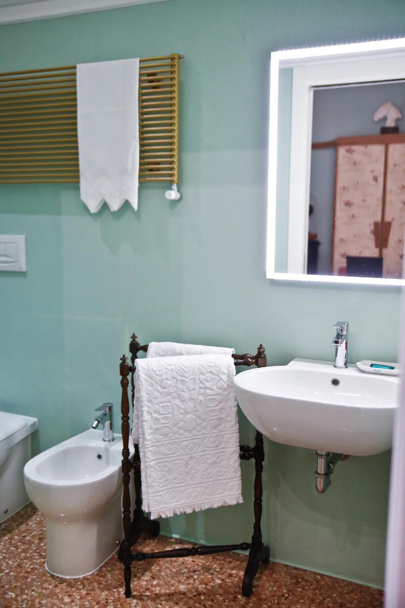Standard Double Room - Photo 7