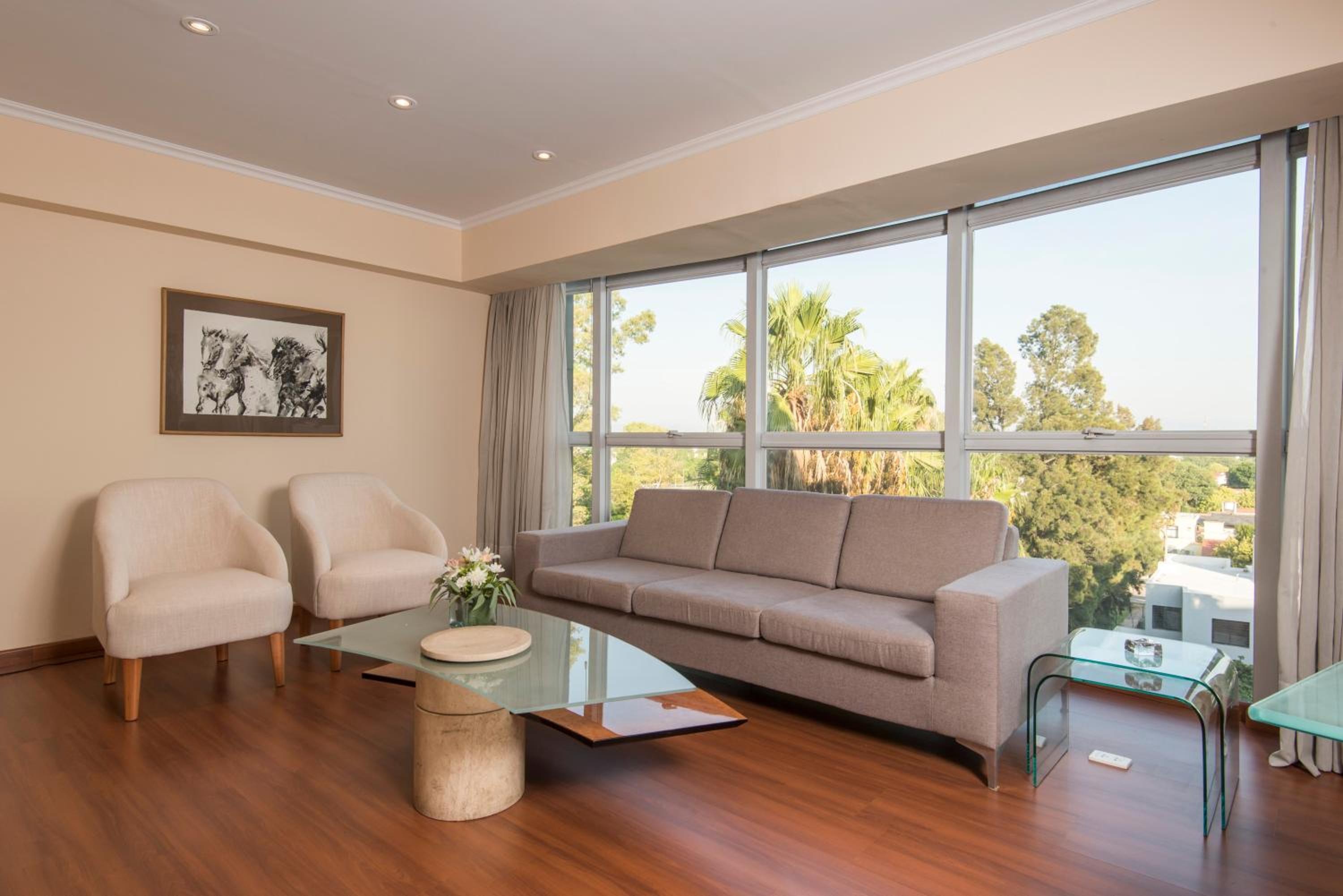 One-Bedroom King Suite thumbnail 6