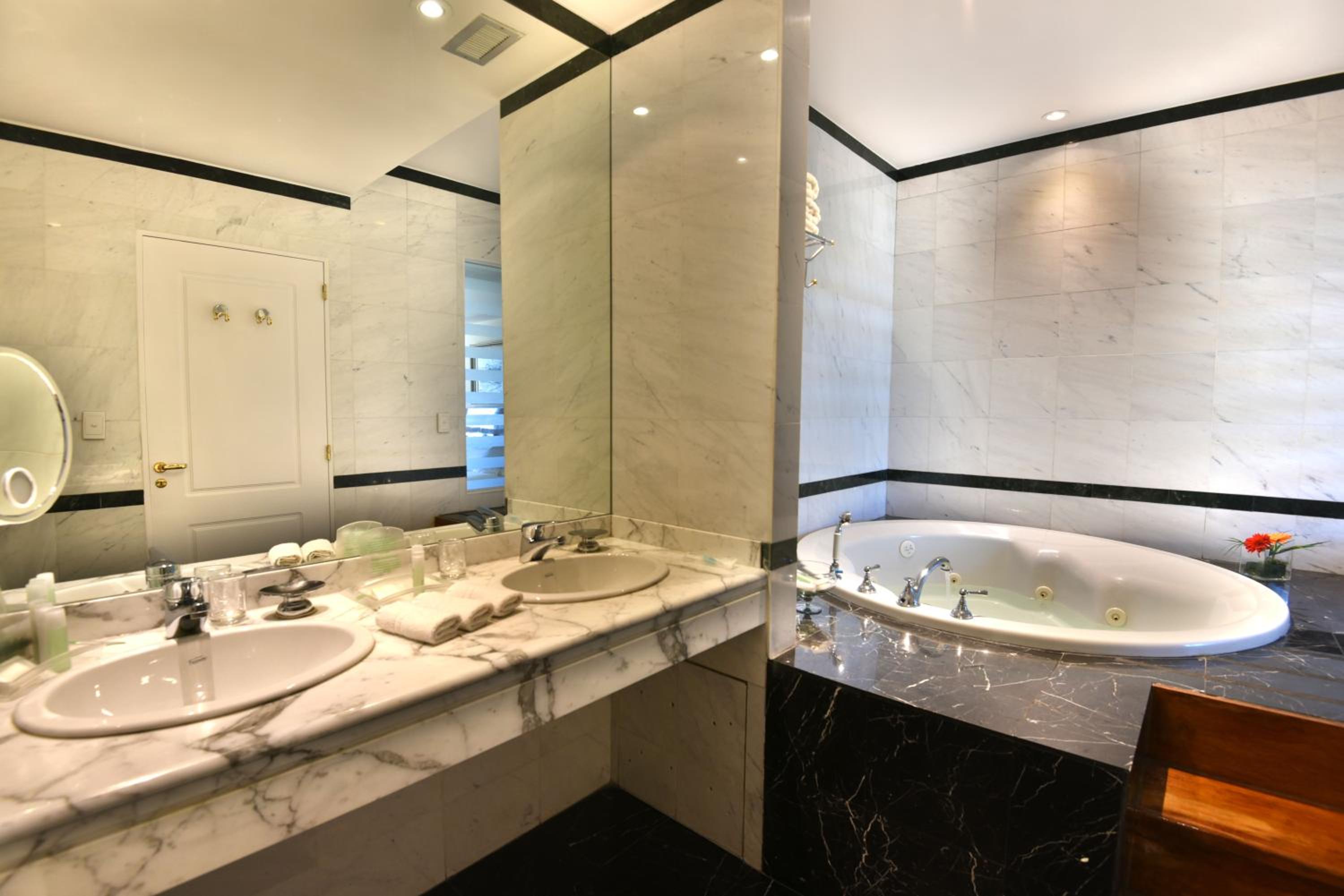 One-Bedroom King Suite