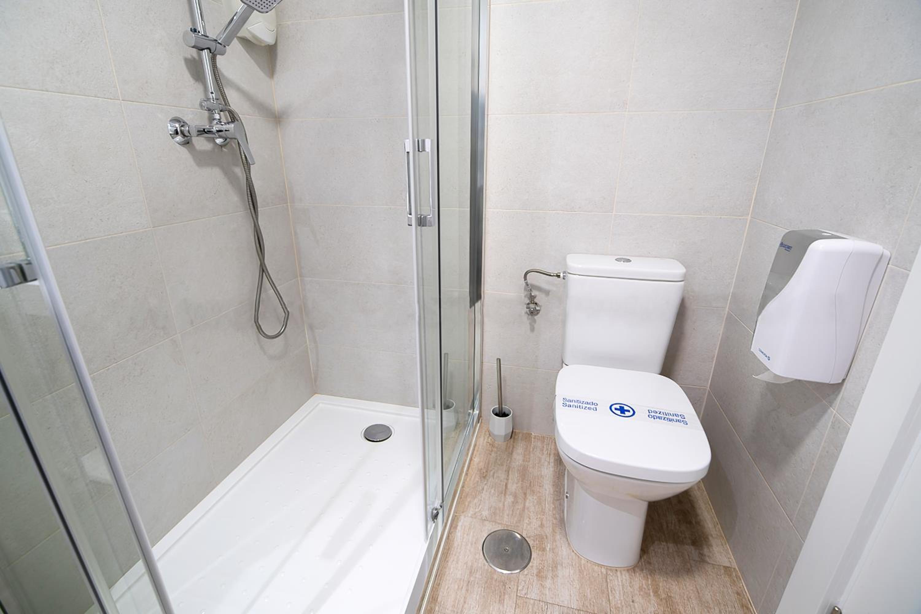 Double Room with Balcony - Photo 2