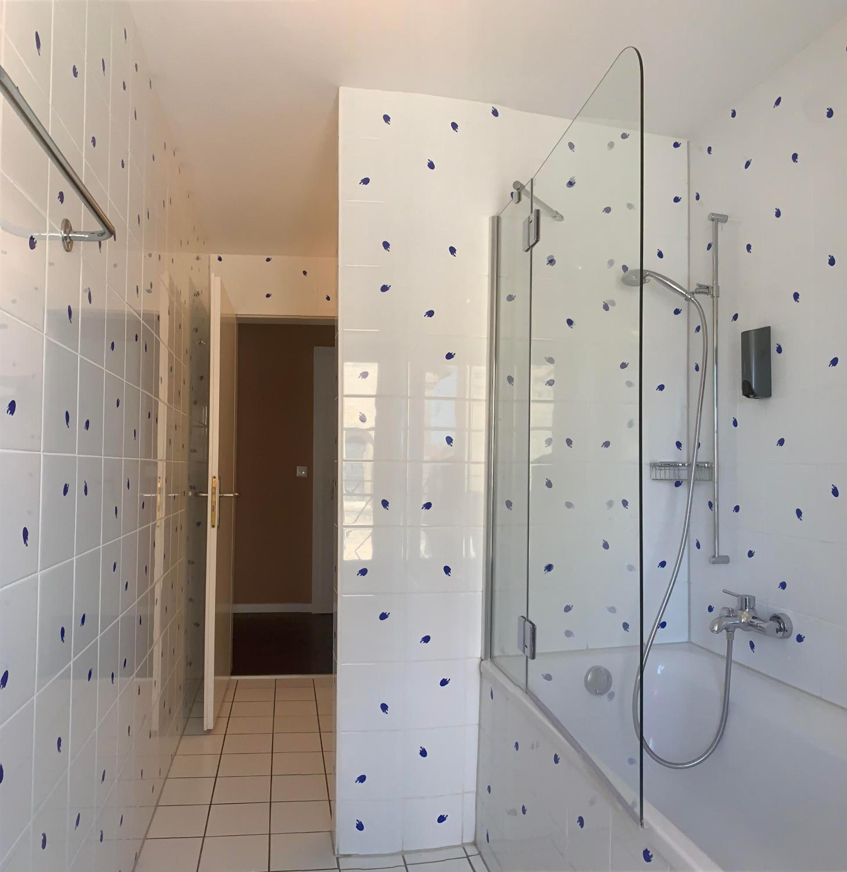 Deluxe Double Room with Bath - Photo 6