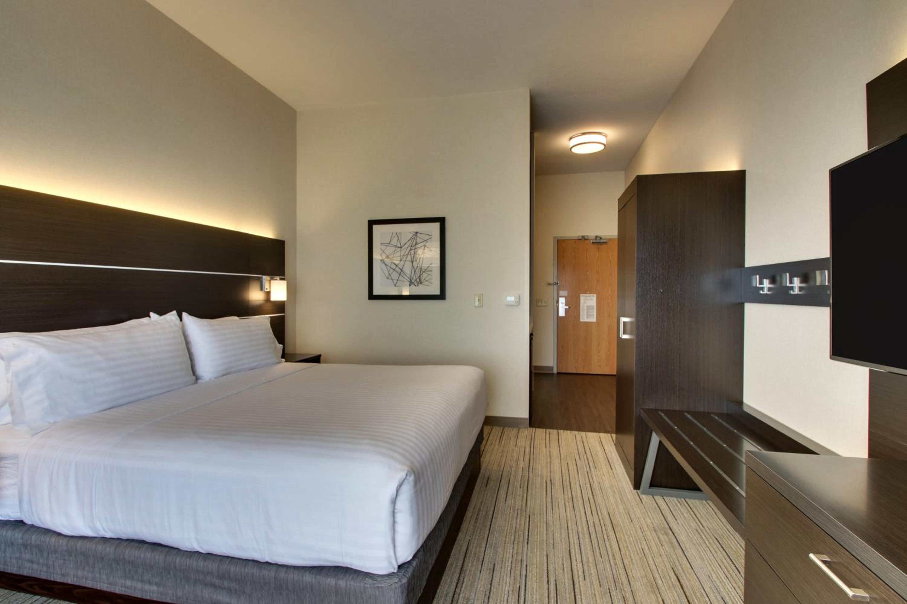 King Room - Mobility Access/Roll in Shower - Non-Smoking - Photo 7