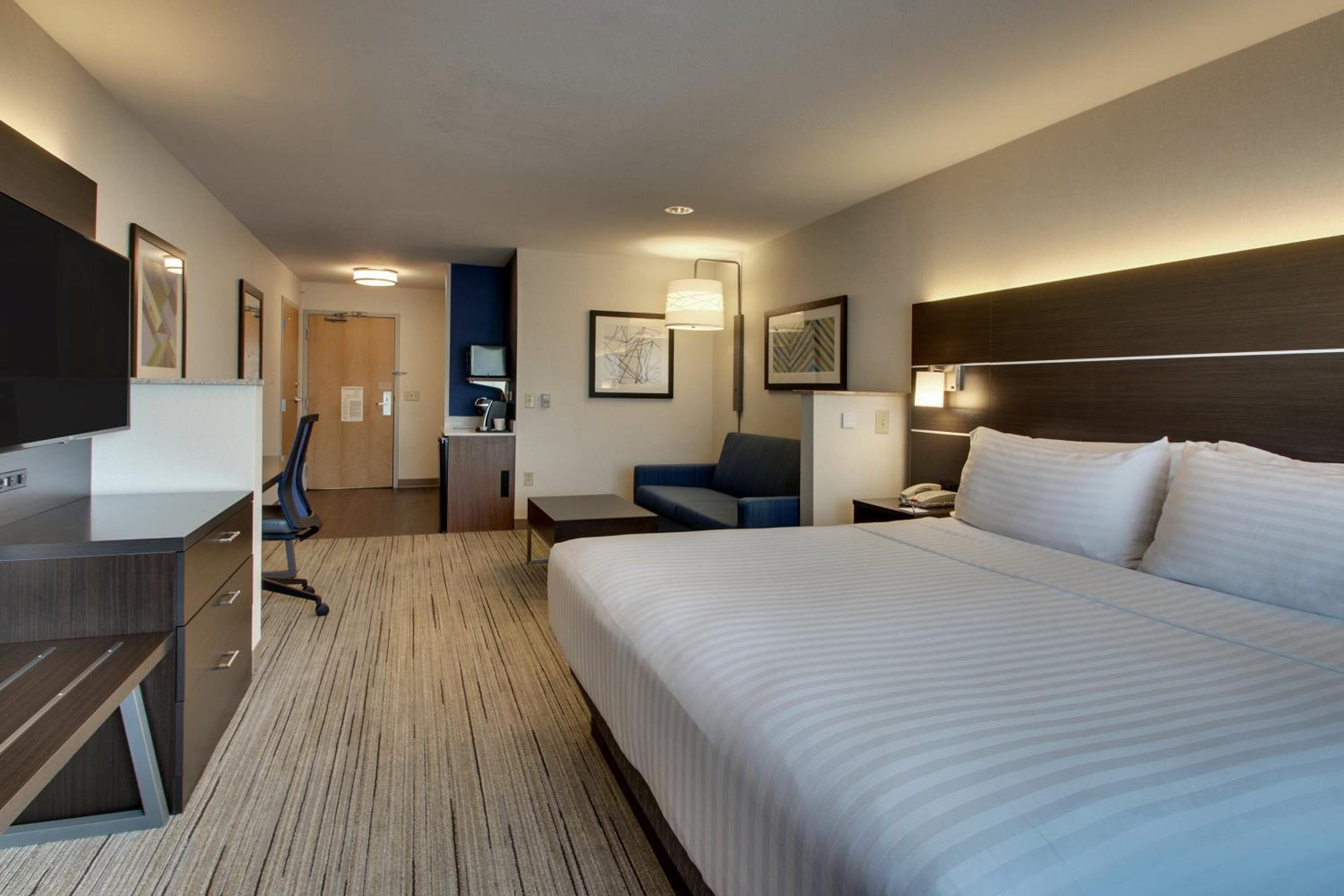 King Suite - Disability Access - Photo 3