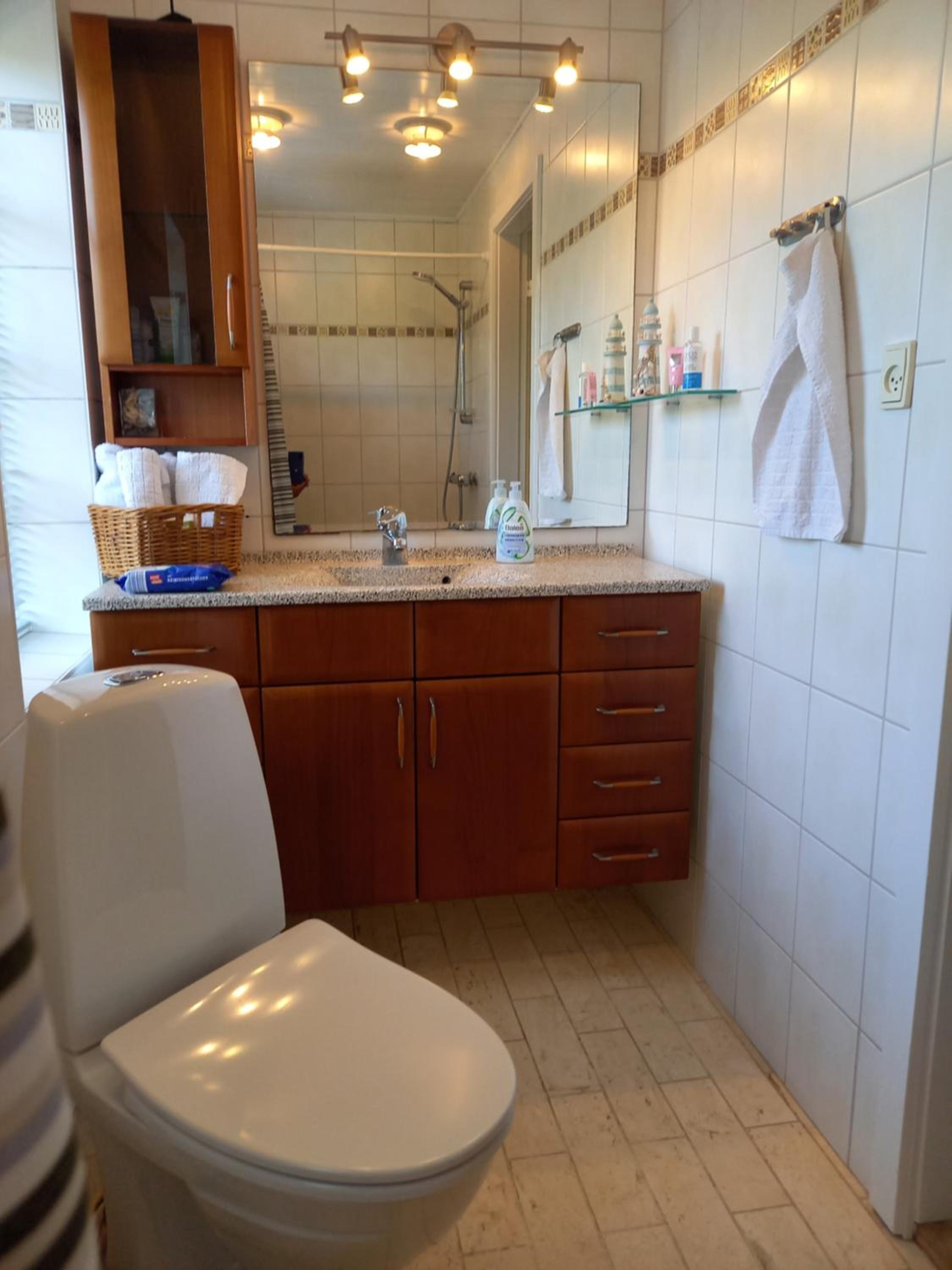 Queen Room With Shared Bathroom photo 3