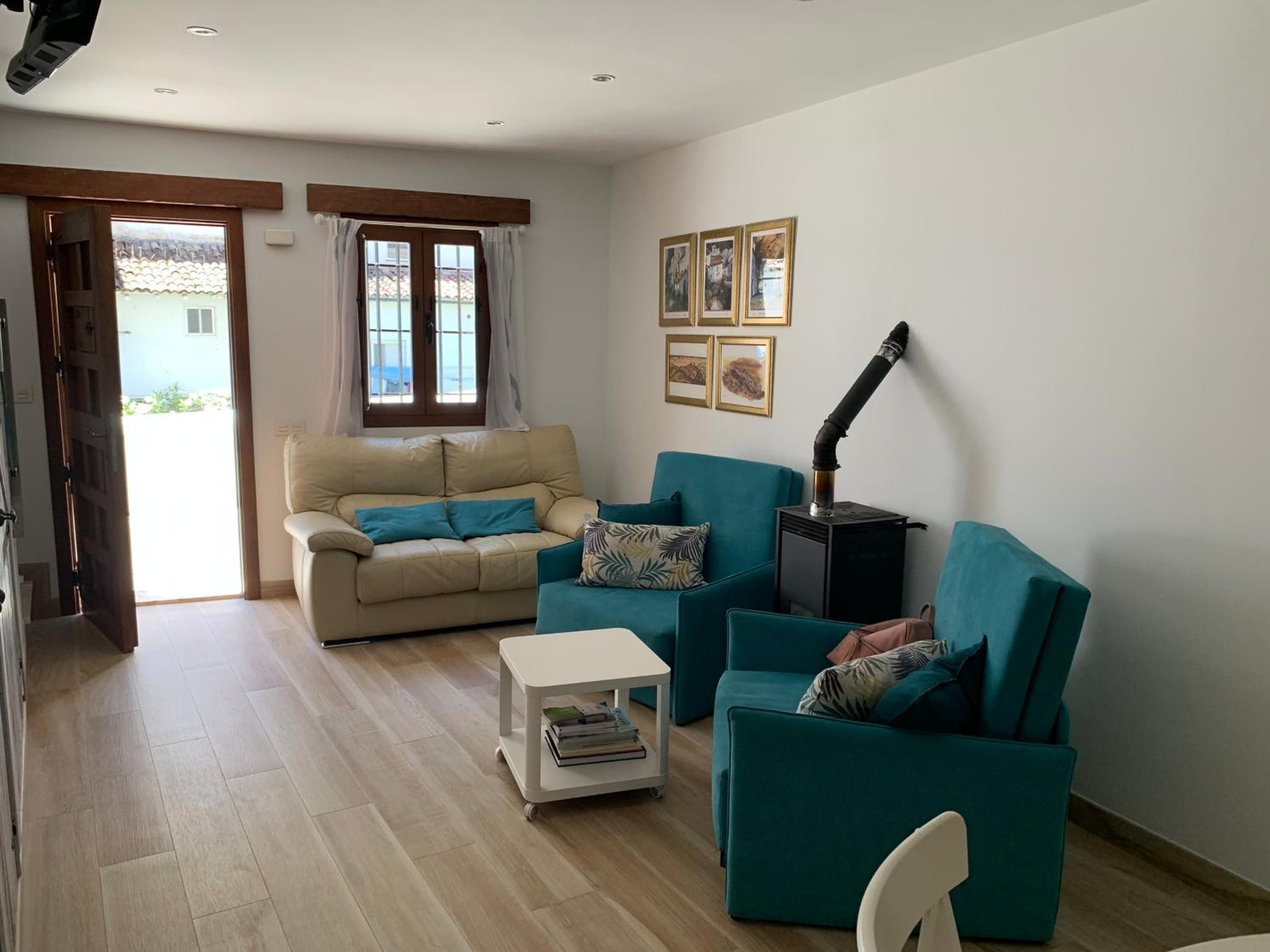Two-Bedroom House - Photo 2