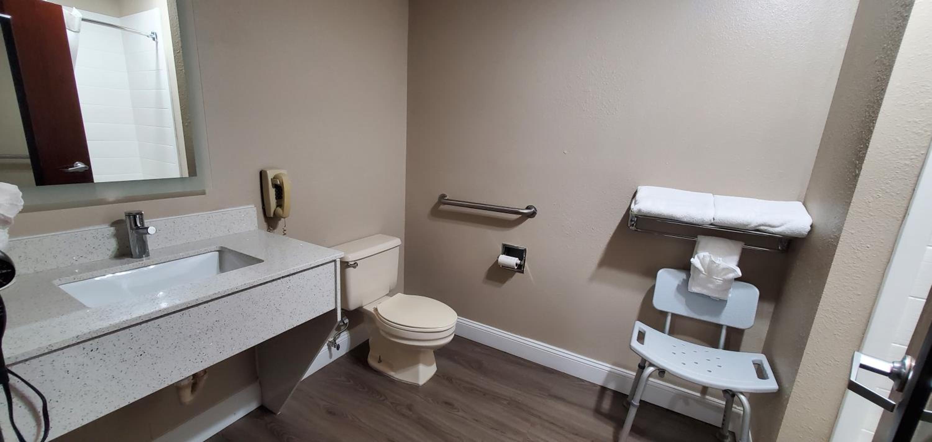 King Room - Disability Access/Non-Smoking - Photo 4