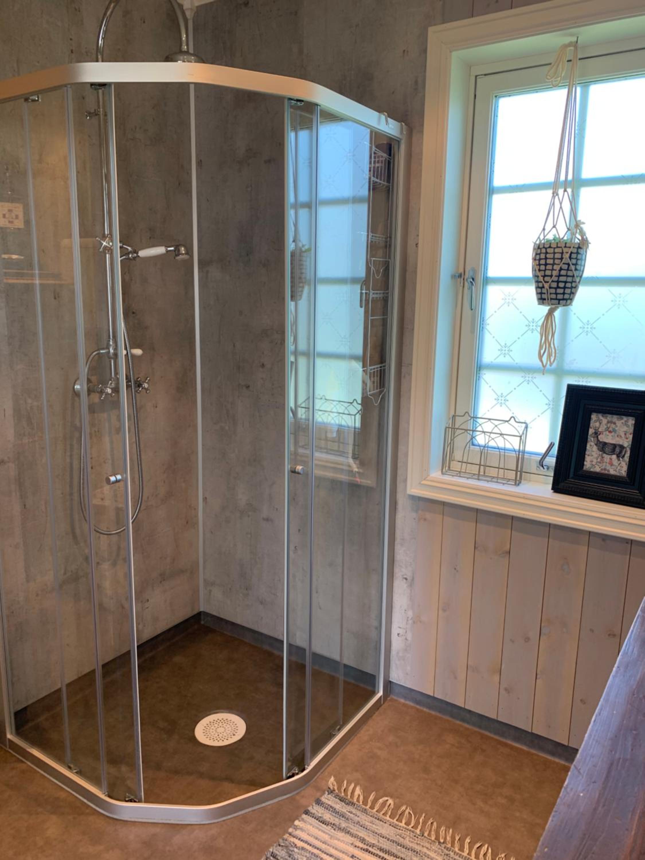Family Room with Private Bathroom - Photo 2