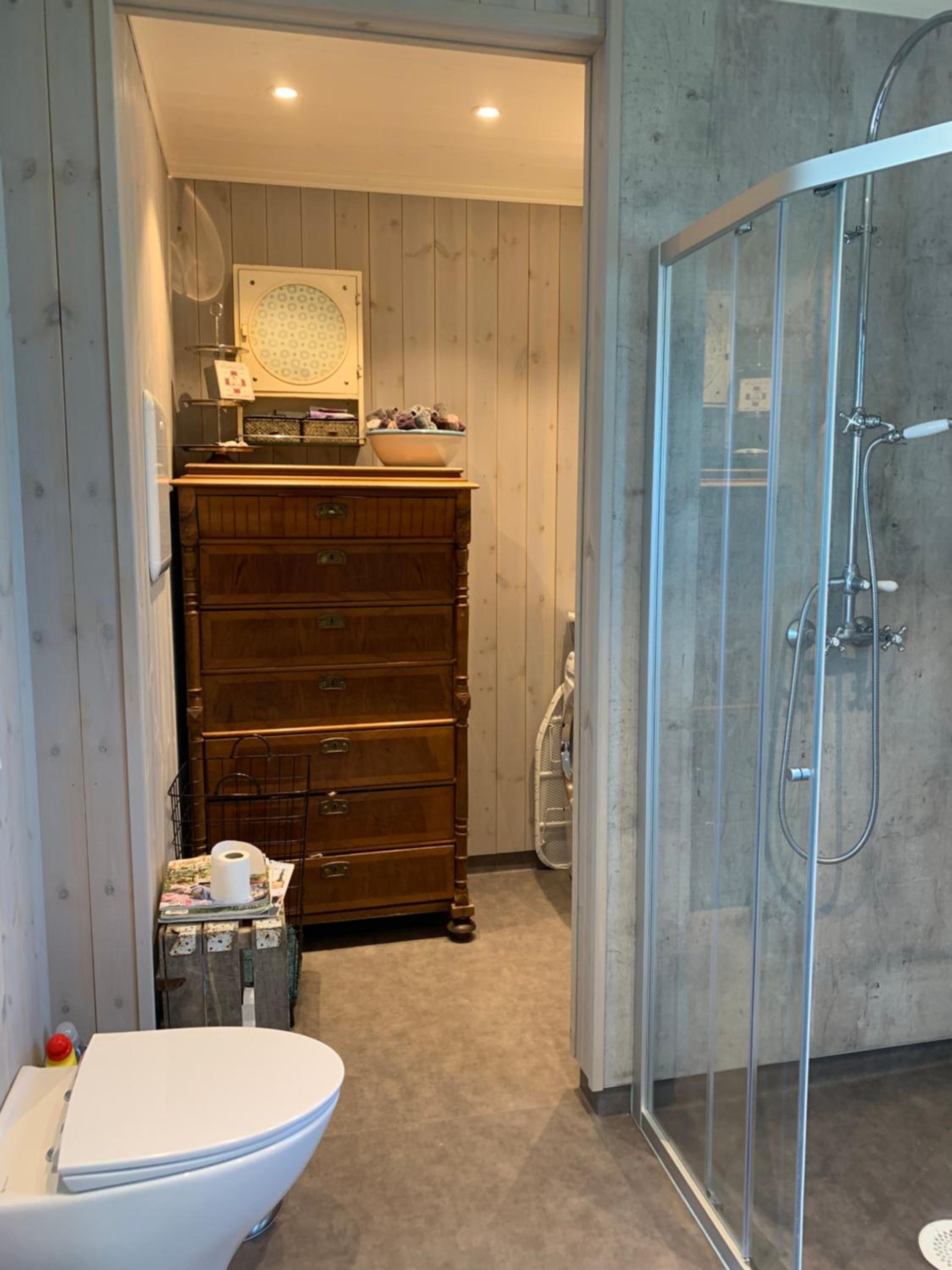 Family Room with Private Bathroom - Photo 8