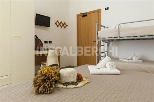 Economy Triple Room photo 2