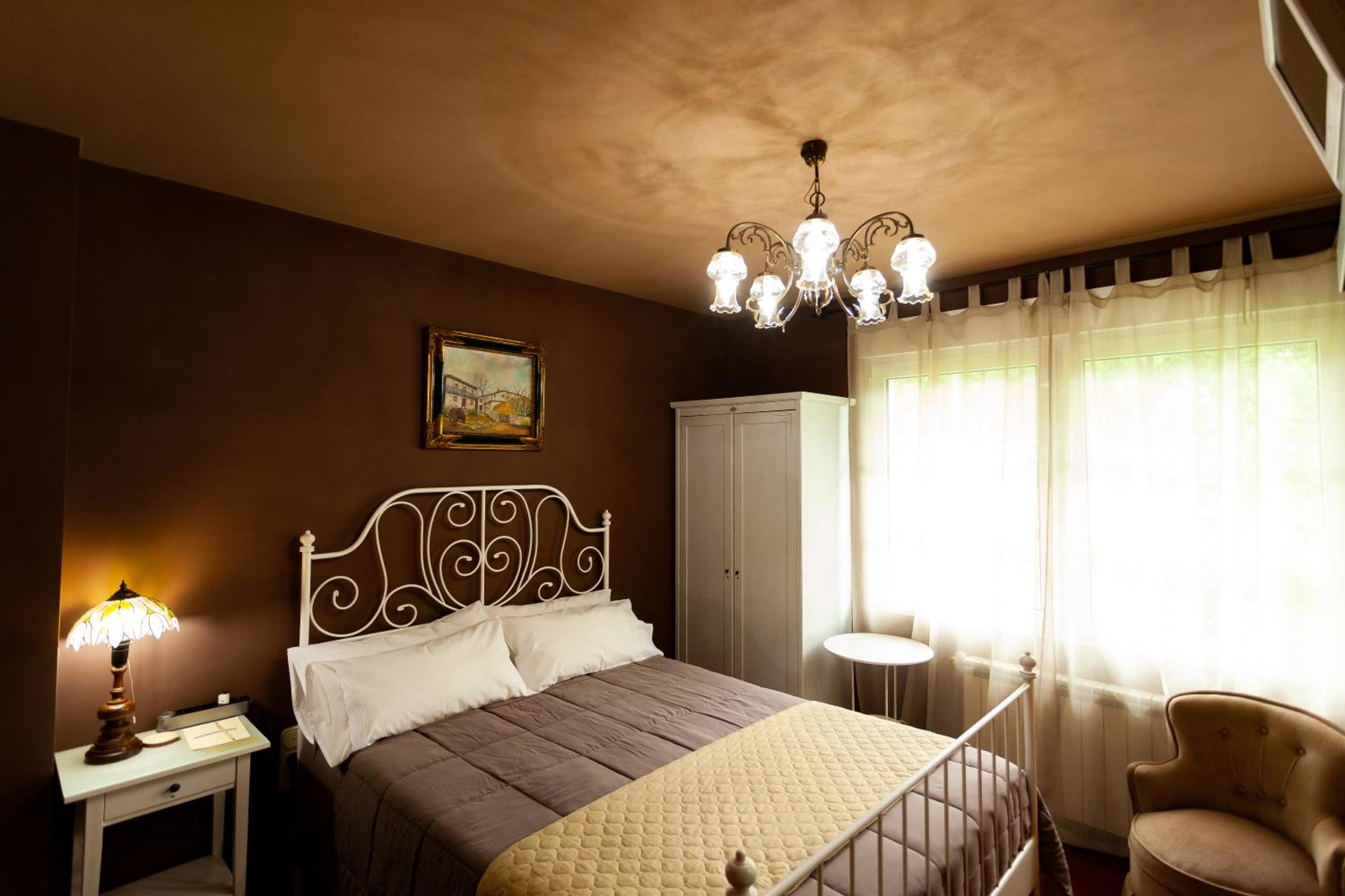 Standard Double Room - Photo 10