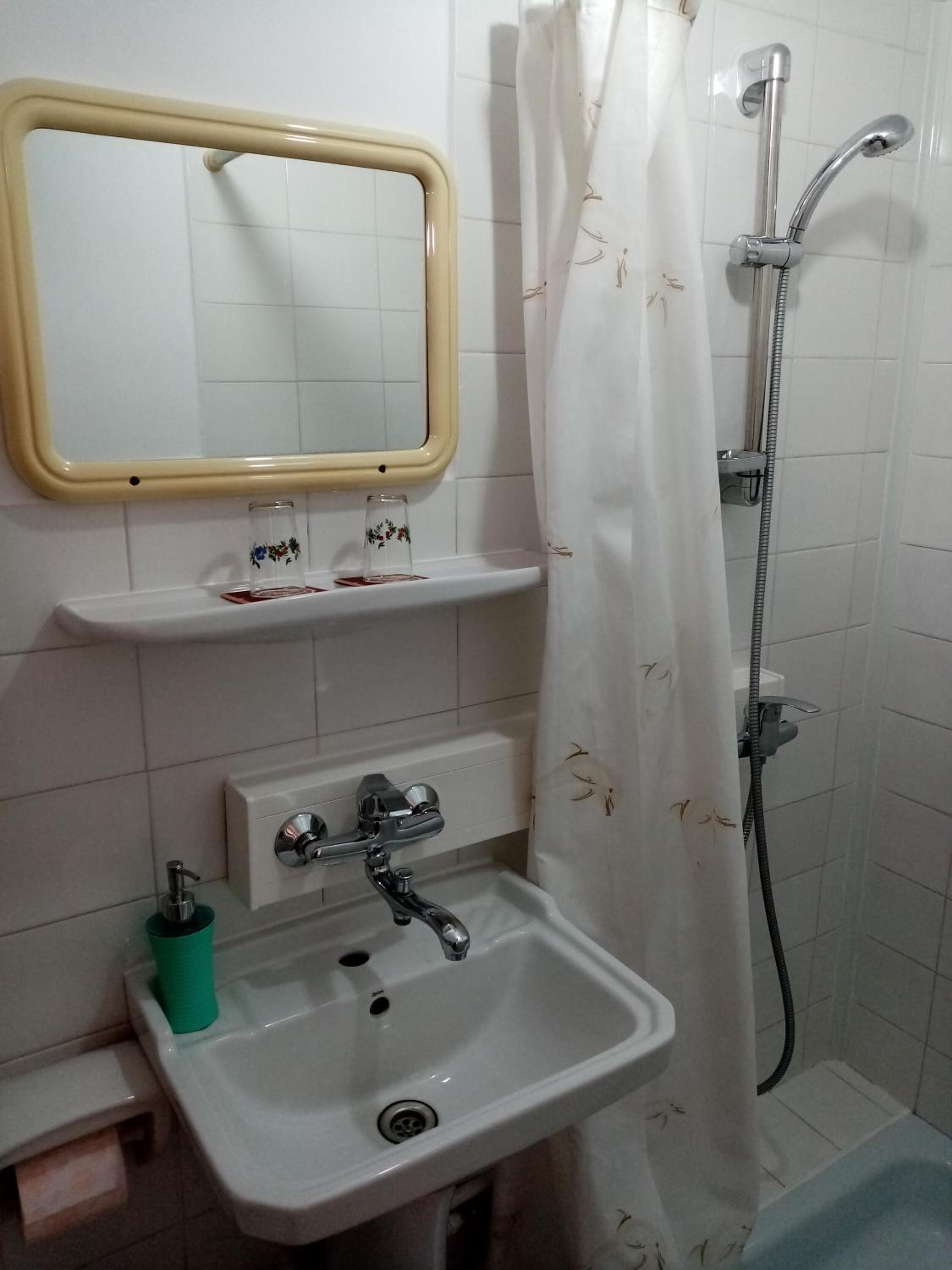 Small Double Room - Photo 7